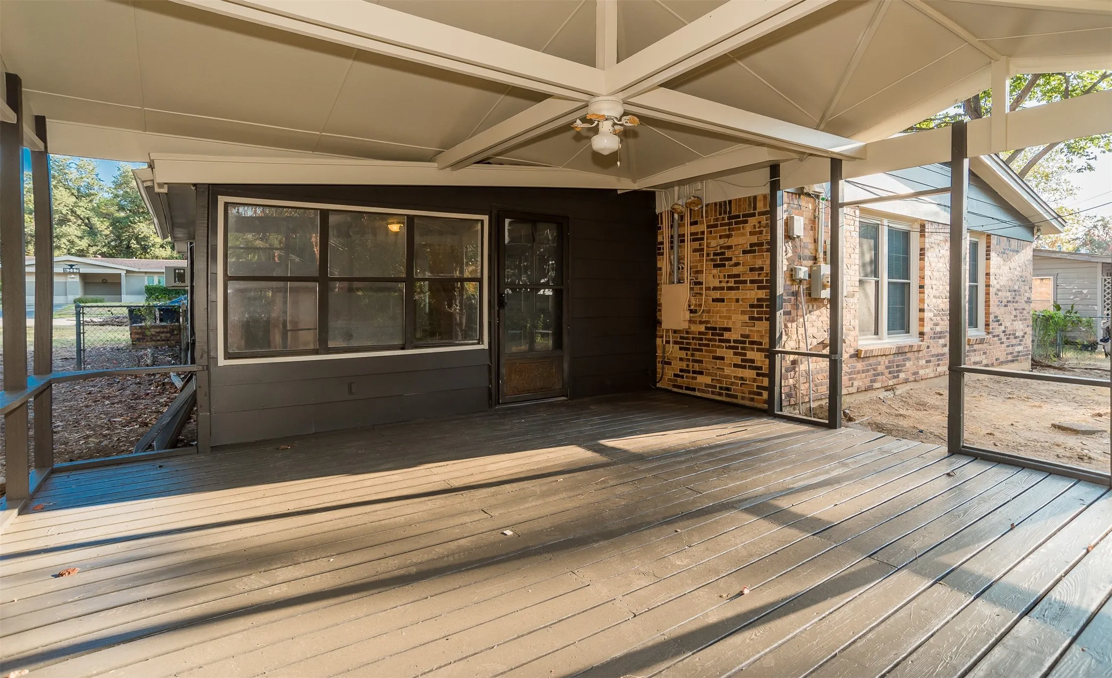 Single Family Residence For Sale in Tarrant County , 6216 Windermere Place, Fort Worth, Texas 76112, 3 Bedroom, 1 Bathroom, 1 Garage spaces, 1,716 Sqft, built in 1955, mls#21392248, Real Estate Agent in Fort Worth, Homes For Sale in Tarrant county, Homes For Sale in Fort Worth, Realtor in Fort Worth Texas, Real Estate Brokerage Independent Realty Texas, Luminita Cordes Realtor