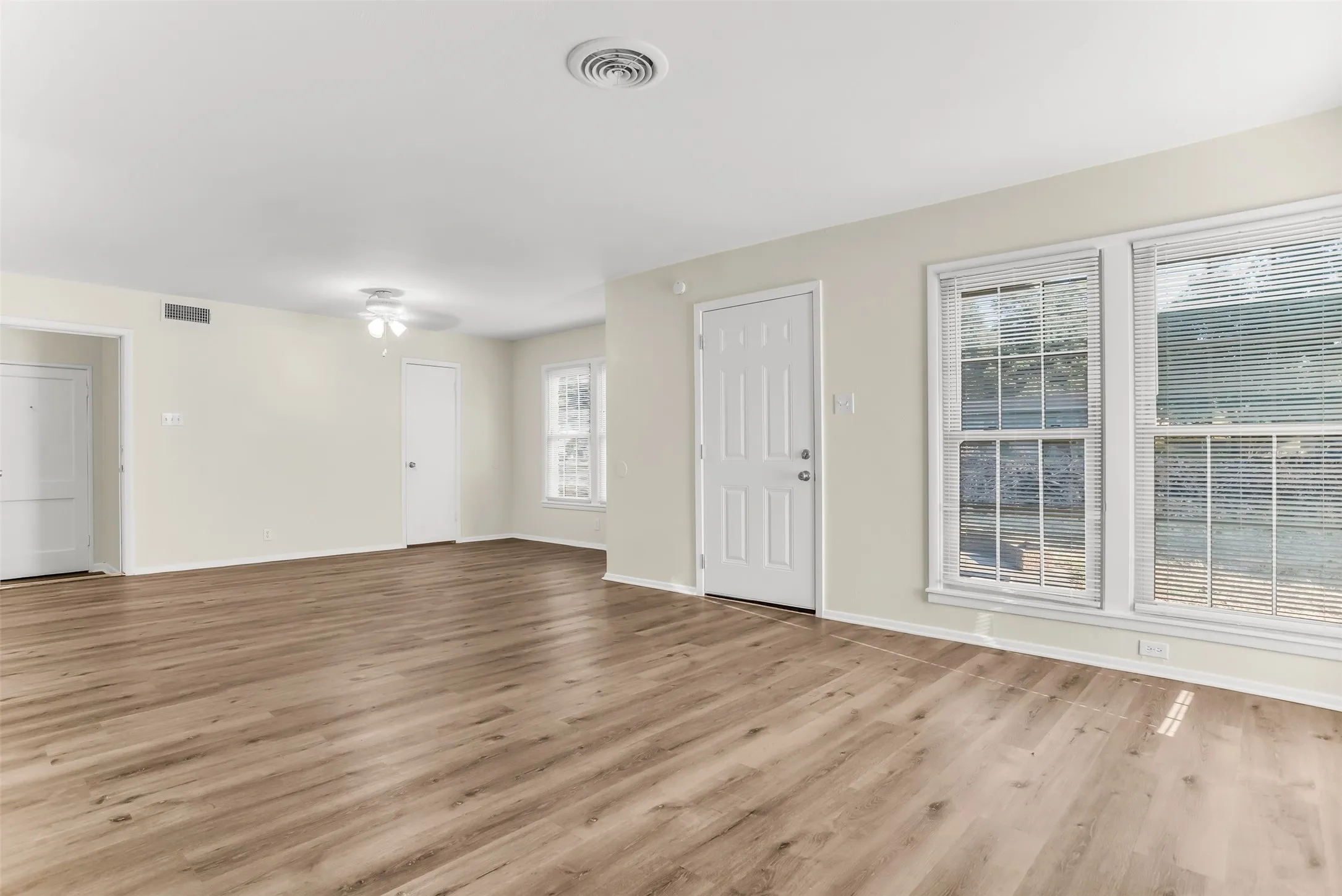 Single Family Residence For Sale in Tarrant County , 6216 Windermere Place, Fort Worth, Texas 76112, 3 Bedroom, 1 Bathroom, 1 Garage spaces, 1,716 Sqft, built in 1955, mls#21392248, Real Estate Agent in Fort Worth, Homes For Sale in Tarrant county, Homes For Sale in Fort Worth, Realtor in Fort Worth Texas, Real Estate Brokerage Independent Realty Texas, Luminita Cordes Realtor