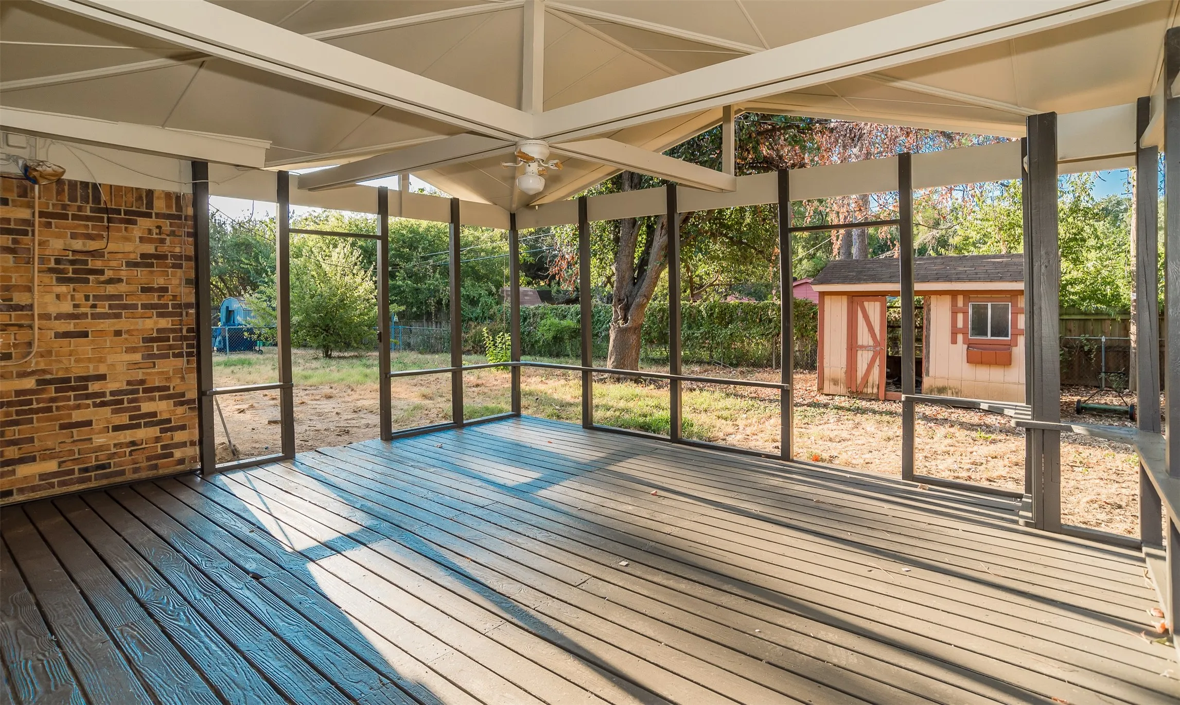 Single Family Residence For Sale in Tarrant County , 6216 Windermere Place, Fort Worth, Texas 76112, 3 Bedroom, 1 Bathroom, 1 Garage spaces, 1,716 Sqft, built in 1955, mls#21392248, Real Estate Agent in Fort Worth, Homes For Sale in Tarrant county, Homes For Sale in Fort Worth, Realtor in Fort Worth Texas, Real Estate Brokerage Independent Realty Texas, Luminita Cordes Realtor