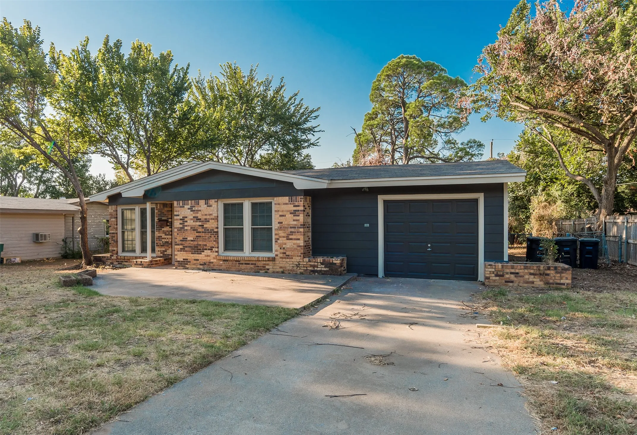 Single Family Residence For Sale in Tarrant County , 6216 Windermere Place, Fort Worth, Texas 76112, 3 Bedroom, 1 Bathroom, 1 Garage spaces, 1,716 Sqft, built in 1955, mls#21392248, Real Estate Agent in Fort Worth, Homes For Sale in Tarrant county, Homes For Sale in Fort Worth, Realtor in Fort Worth Texas, Real Estate Brokerage Independent Realty Texas, Luminita Cordes Realtor