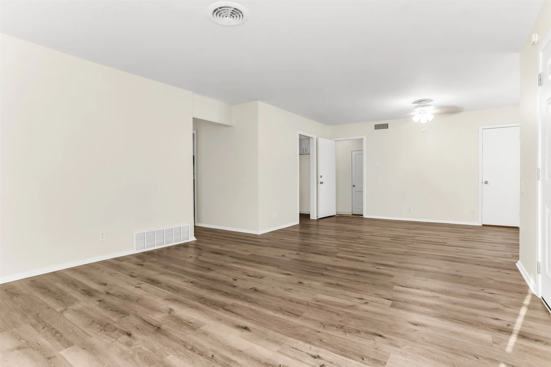Single Family Residence For Sale in Tarrant County , 6216 Windermere Place, Fort Worth, Texas 76112, 3 Bedroom, 1 Bathroom, 1 Garage spaces, 1,716 Sqft, built in 1955, mls#21392248, Real Estate Agent in Fort Worth, Homes For Sale in Tarrant county, Homes For Sale in Fort Worth, Realtor in Fort Worth Texas, Real Estate Brokerage Independent Realty Texas, Luminita Cordes Realtor