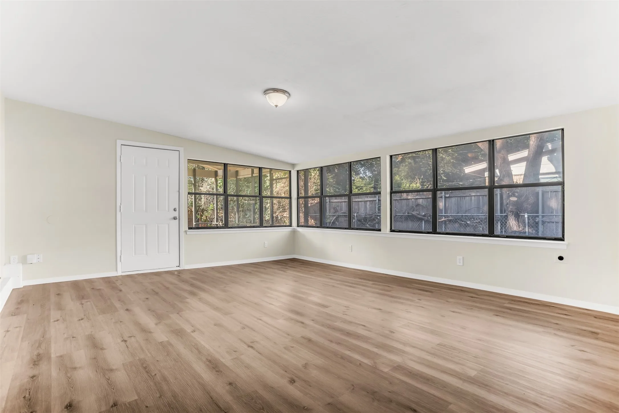 Single Family Residence For Sale in Tarrant County , 6216 Windermere Place, Fort Worth, Texas 76112, 3 Bedroom, 1 Bathroom, 1 Garage spaces, 1,716 Sqft, built in 1955, mls#21392248, Real Estate Agent in Fort Worth, Homes For Sale in Tarrant county, Homes For Sale in Fort Worth, Realtor in Fort Worth Texas, Real Estate Brokerage Independent Realty Texas, Luminita Cordes Realtor