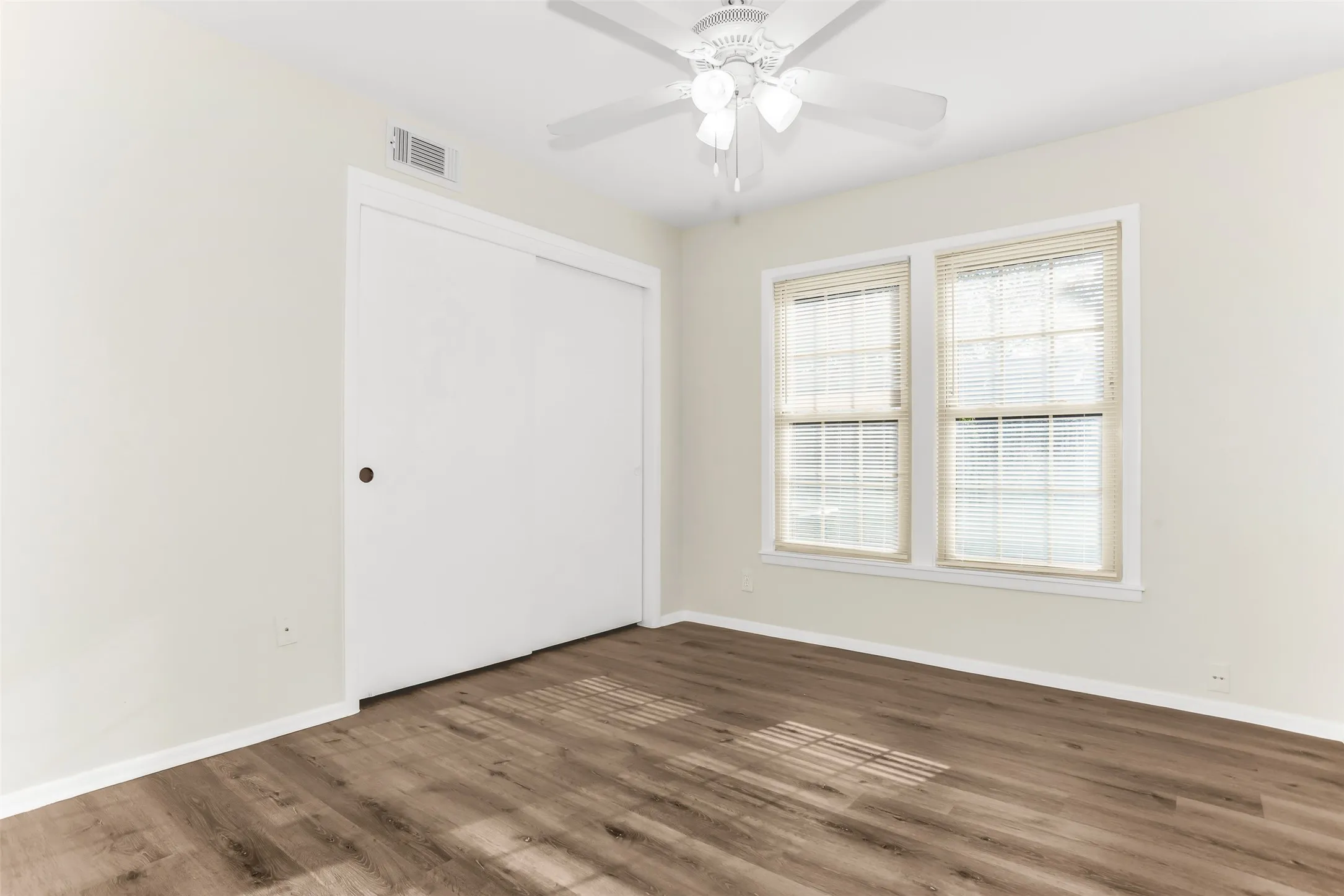 Single Family Residence For Sale in Tarrant County , 6216 Windermere Place, Fort Worth, Texas 76112, 3 Bedroom, 1 Bathroom, 1 Garage spaces, 1,716 Sqft, built in 1955, mls#21392248, Real Estate Agent in Fort Worth, Homes For Sale in Tarrant county, Homes For Sale in Fort Worth, Realtor in Fort Worth Texas, Real Estate Brokerage Independent Realty Texas, Luminita Cordes Realtor