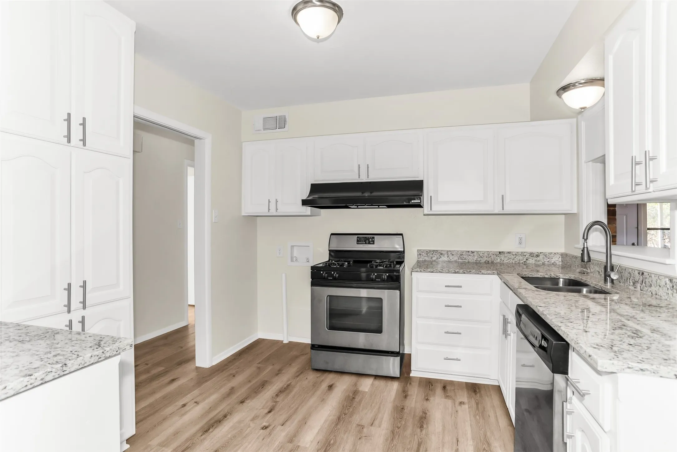 Single Family Residence For Sale in Tarrant County , 6216 Windermere Place, Fort Worth, Texas 76112, 3 Bedroom, 1 Bathroom, 1 Garage spaces, 1,716 Sqft, built in 1955, mls#21392248, Real Estate Agent in Fort Worth, Homes For Sale in Tarrant county, Homes For Sale in Fort Worth, Realtor in Fort Worth Texas, Real Estate Brokerage Independent Realty Texas, Luminita Cordes Realtor