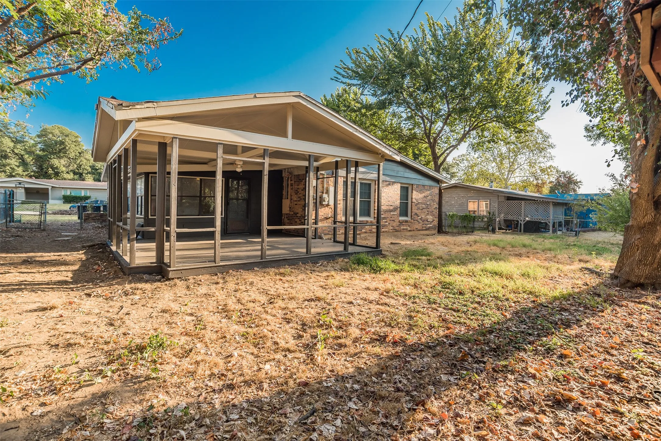 Single Family Residence For Sale in Tarrant County , 6216 Windermere Place, Fort Worth, Texas 76112, 3 Bedroom, 1 Bathroom, 1 Garage spaces, 1,716 Sqft, built in 1955, mls#21392248, Real Estate Agent in Fort Worth, Homes For Sale in Tarrant county, Homes For Sale in Fort Worth, Realtor in Fort Worth Texas, Real Estate Brokerage Independent Realty Texas, Luminita Cordes Realtor