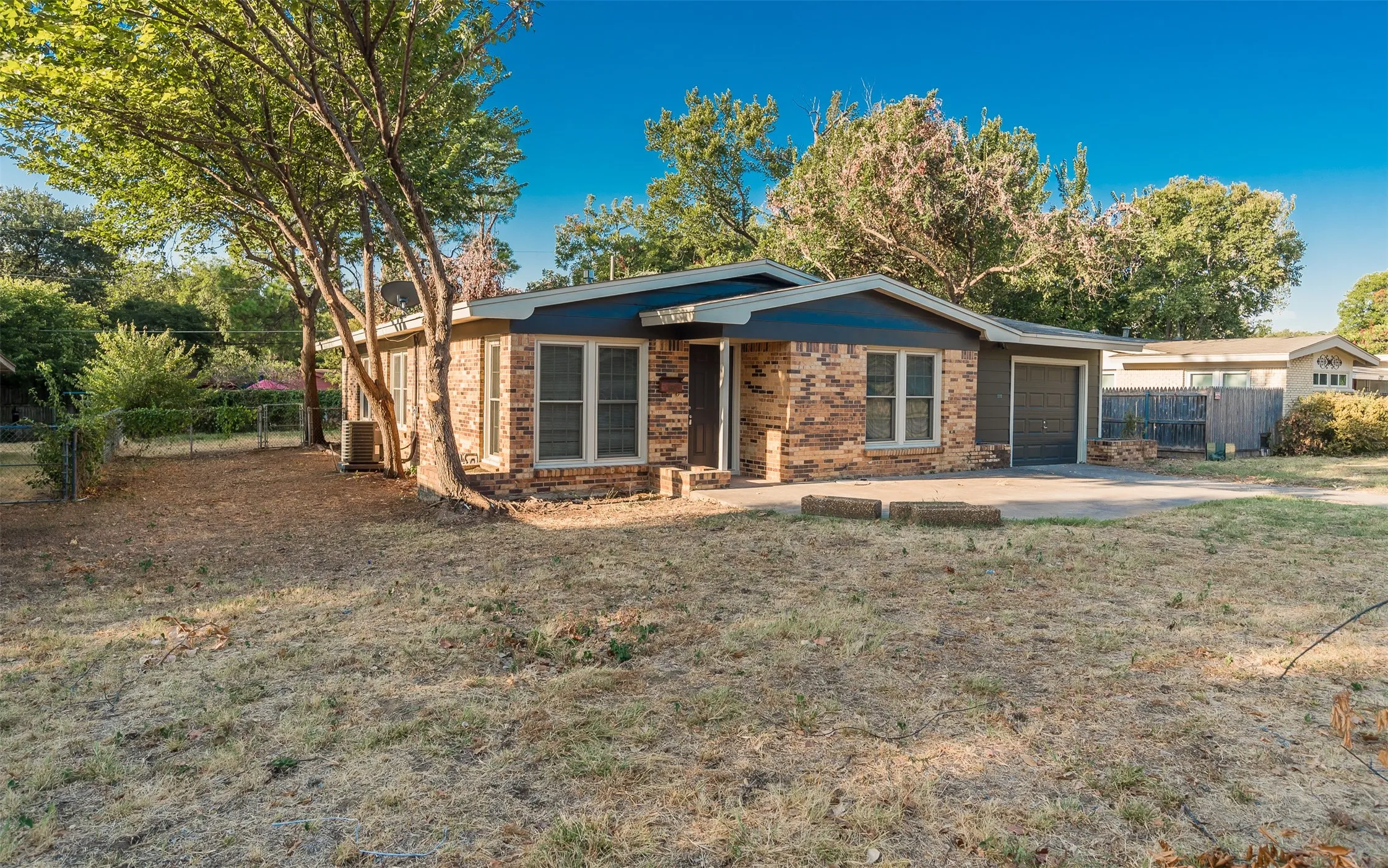 Single Family Residence For Sale in Tarrant County , 6216 Windermere Place, Fort Worth, Texas 76112, 3 Bedroom, 1 Bathroom, 1 Garage spaces, 1,716 Sqft, built in 1955, mls#21392248, Real Estate Agent in Fort Worth, Homes For Sale in Tarrant county, Homes For Sale in Fort Worth, Realtor in Fort Worth Texas, Real Estate Brokerage Independent Realty Texas, Luminita Cordes Realtor
