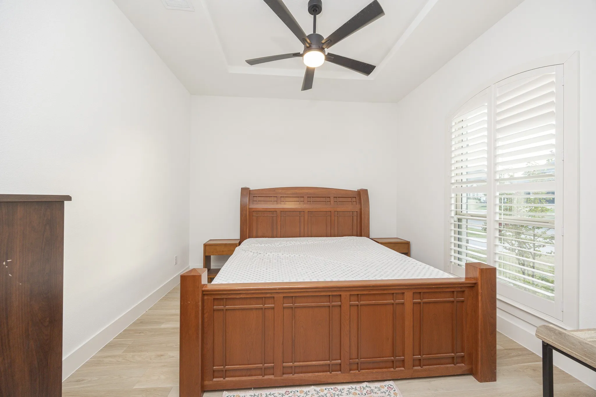 Tray ceiling with a ceiling fan