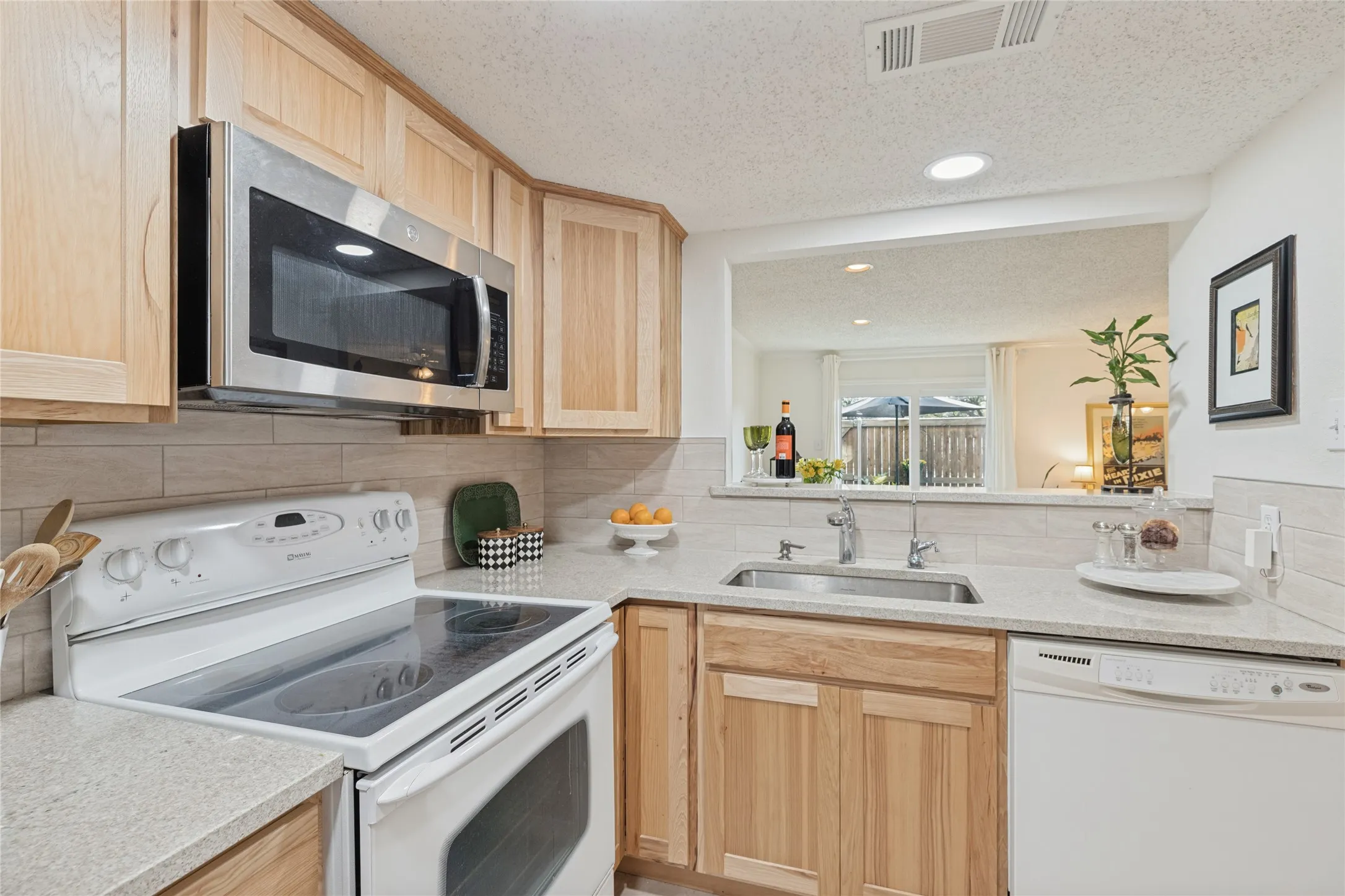 Townhouse For Sale in Collin County , 8400 Hickory Street 2402, Frisco, Texas 75034, 2 Bedroom, 2 Bathroom, 1 Garage spaces, 1,188 Sqft, built in 1987, mls#21391417, Real Estate Agent in Frisco, Homes For Sale in Collin county, Homes For Sale in Frisco, Realtor in Frisco Texas, Real Estate Brokerage Independent Realty Texas, Luminita Cordes Realtor