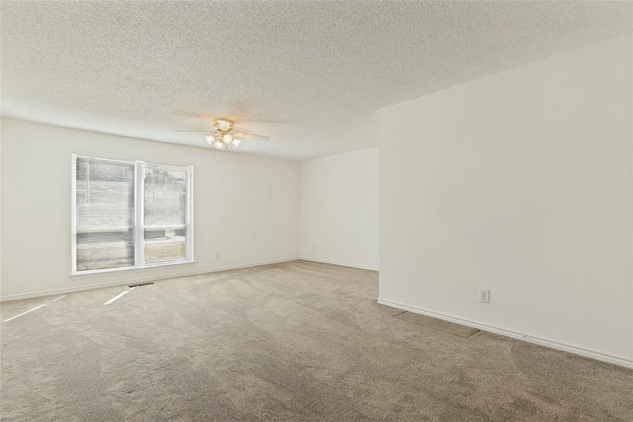 Townhouse For Sale in Collin County , 8400 Hickory Street 2402, Frisco, Texas 75034, 2 Bedroom, 2 Bathroom, 1 Garage spaces, 1,188 Sqft, built in 1987, mls#21391417, Real Estate Agent in Frisco, Homes For Sale in Collin county, Homes For Sale in Frisco, Realtor in Frisco Texas, Real Estate Brokerage Independent Realty Texas, Luminita Cordes Realtor
