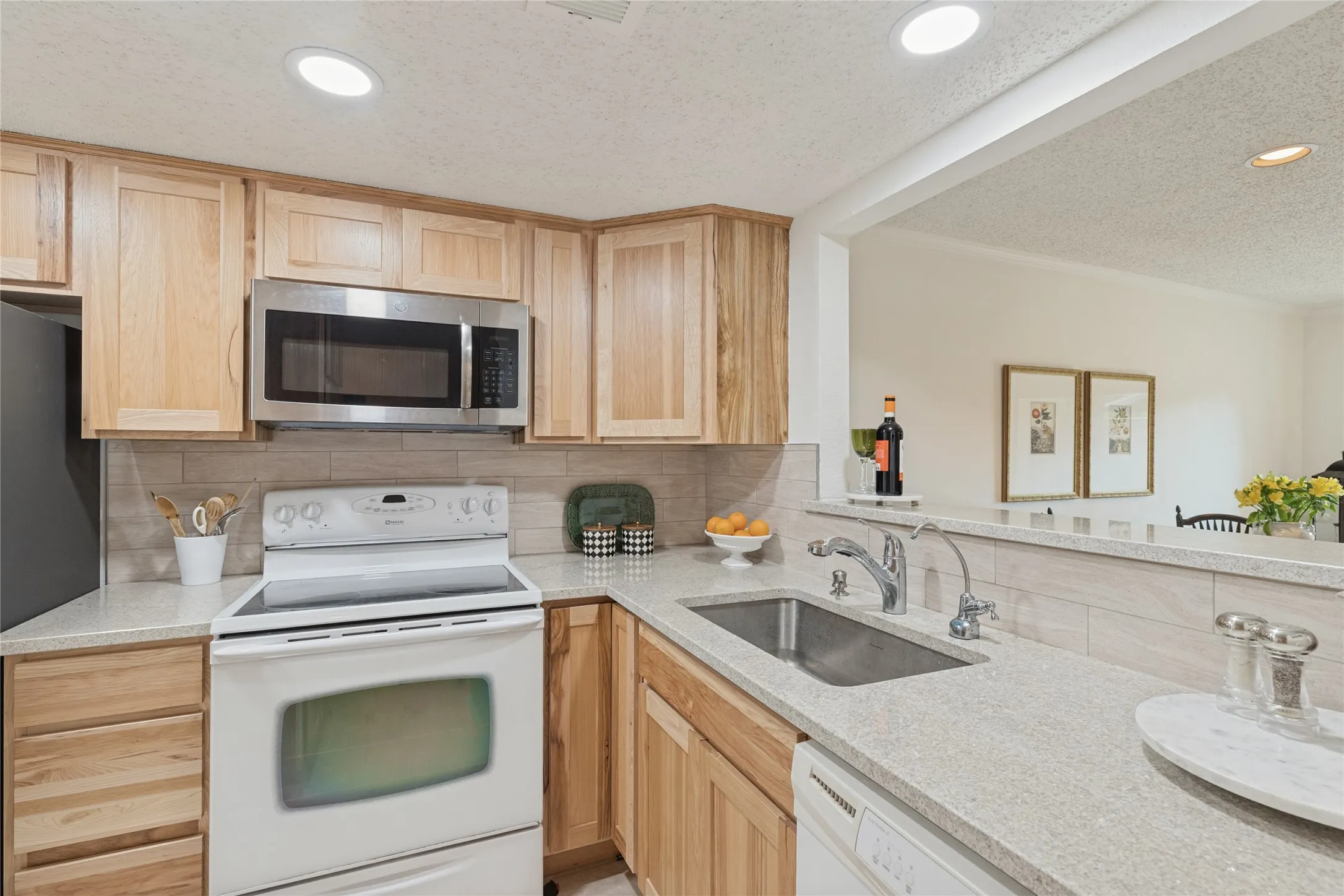 Townhouse For Sale in Collin County , 8400 Hickory Street 2402, Frisco, Texas 75034, 2 Bedroom, 2 Bathroom, 1 Garage spaces, 1,188 Sqft, built in 1987, mls#21391417, Real Estate Agent in Frisco, Homes For Sale in Collin county, Homes For Sale in Frisco, Realtor in Frisco Texas, Real Estate Brokerage Independent Realty Texas, Luminita Cordes Realtor