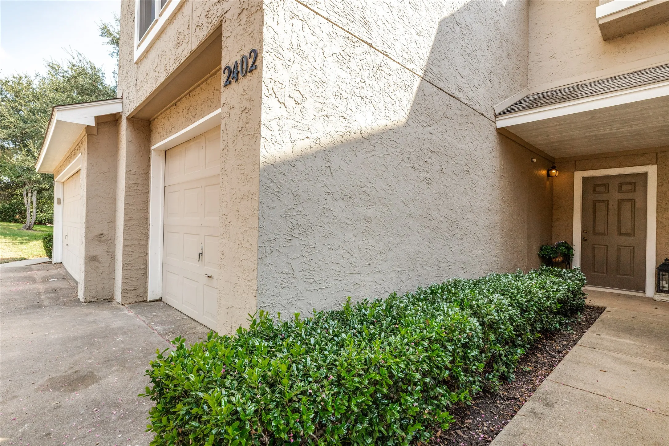 Townhouse For Sale in Collin County , 8400 Hickory Street 2402, Frisco, Texas 75034, 2 Bedroom, 2 Bathroom, 1 Garage spaces, 1,188 Sqft, built in 1987, mls#21391417, Real Estate Agent in Frisco, Homes For Sale in Collin county, Homes For Sale in Frisco, Realtor in Frisco Texas, Real Estate Brokerage Independent Realty Texas, Luminita Cordes Realtor