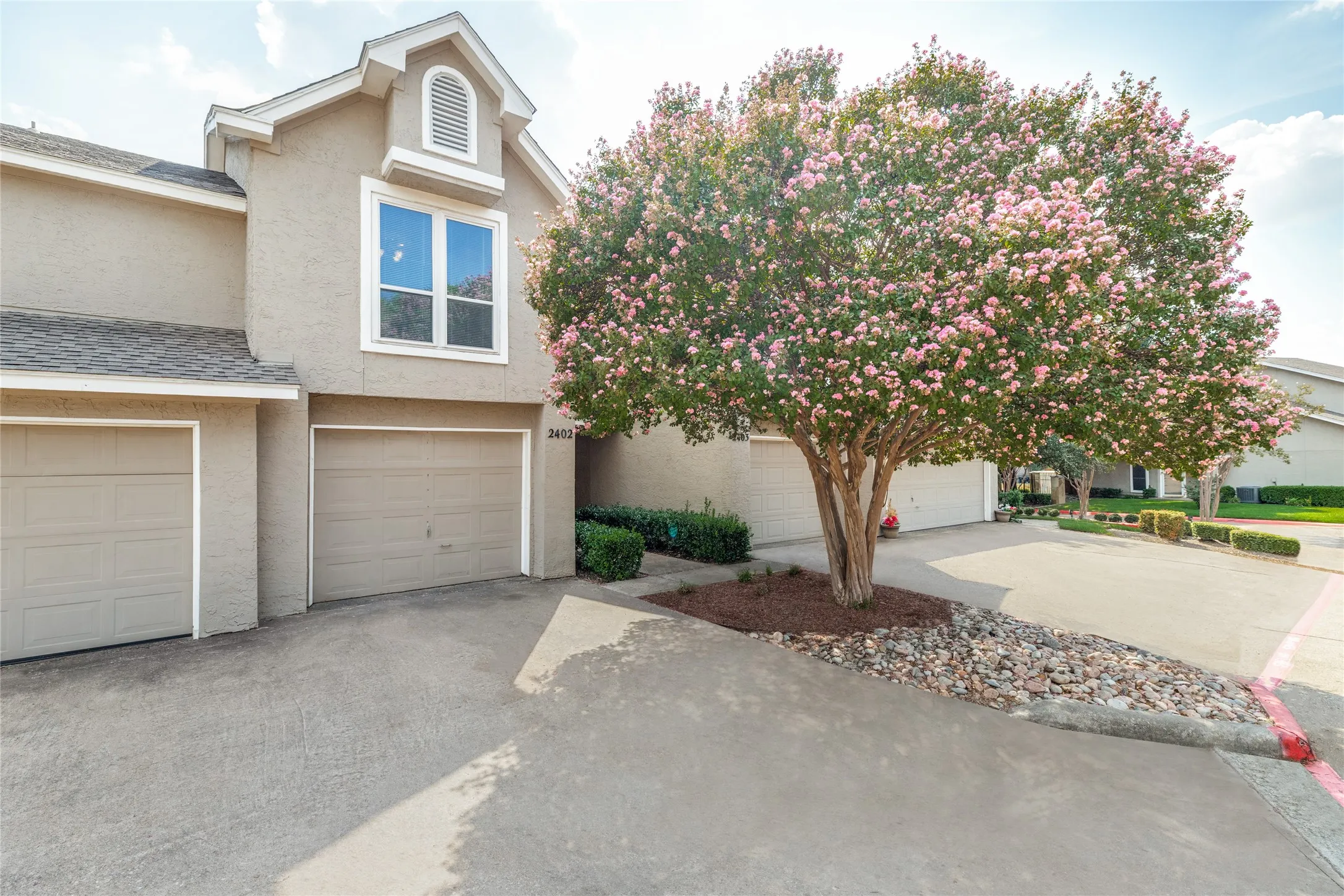 Townhouse For Sale in Collin County , 8400 Hickory Street 2402, Frisco, Texas 75034, 2 Bedroom, 2 Bathroom, 1 Garage spaces, 1,188 Sqft, built in 1987, mls#21391417, Real Estate Agent in Frisco, Homes For Sale in Collin county, Homes For Sale in Frisco, Realtor in Frisco Texas, Real Estate Brokerage Independent Realty Texas, Luminita Cordes Realtor