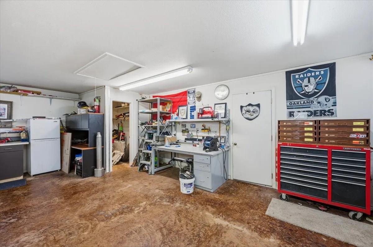 Single Family Residence For Sale in Ellis County , 101 Randy Road, Pecan Hill, Texas 75165, 3 Bedroom, 2 Bathroom, 2 Garage spaces, 2,037 Sqft, built in 1983, mls#21392274, Real Estate Agent in Pecan Hill, Homes For Sale in Ellis county, Homes For Sale in Pecan Hill, Realtor in Pecan Hill Texas, Real Estate Brokerage Independent Realty Texas, Luminita Cordes Realtor