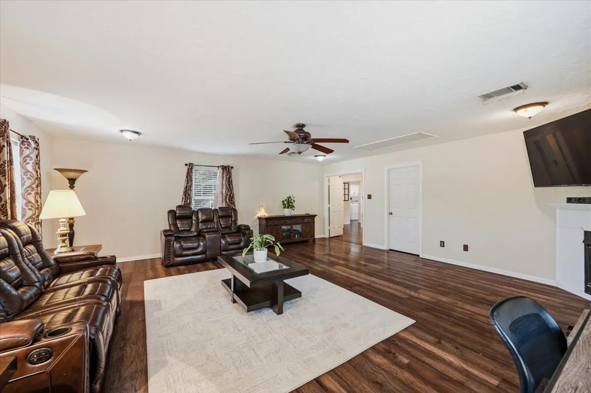 Single Family Residence For Sale in Ellis County , 101 Randy Road, Pecan Hill, Texas 75165, 3 Bedroom, 2 Bathroom, 2 Garage spaces, 2,037 Sqft, built in 1983, mls#21392274, Real Estate Agent in Pecan Hill, Homes For Sale in Ellis county, Homes For Sale in Pecan Hill, Realtor in Pecan Hill Texas, Real Estate Brokerage Independent Realty Texas, Luminita Cordes Realtor