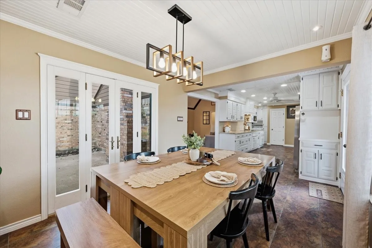 Single Family Residence For Sale in Ellis County , 101 Randy Road, Pecan Hill, Texas 75165, 3 Bedroom, 2 Bathroom, 2 Garage spaces, 2,037 Sqft, built in 1983, mls#21392274, Real Estate Agent in Pecan Hill, Homes For Sale in Ellis county, Homes For Sale in Pecan Hill, Realtor in Pecan Hill Texas, Real Estate Brokerage Independent Realty Texas, Luminita Cordes Realtor