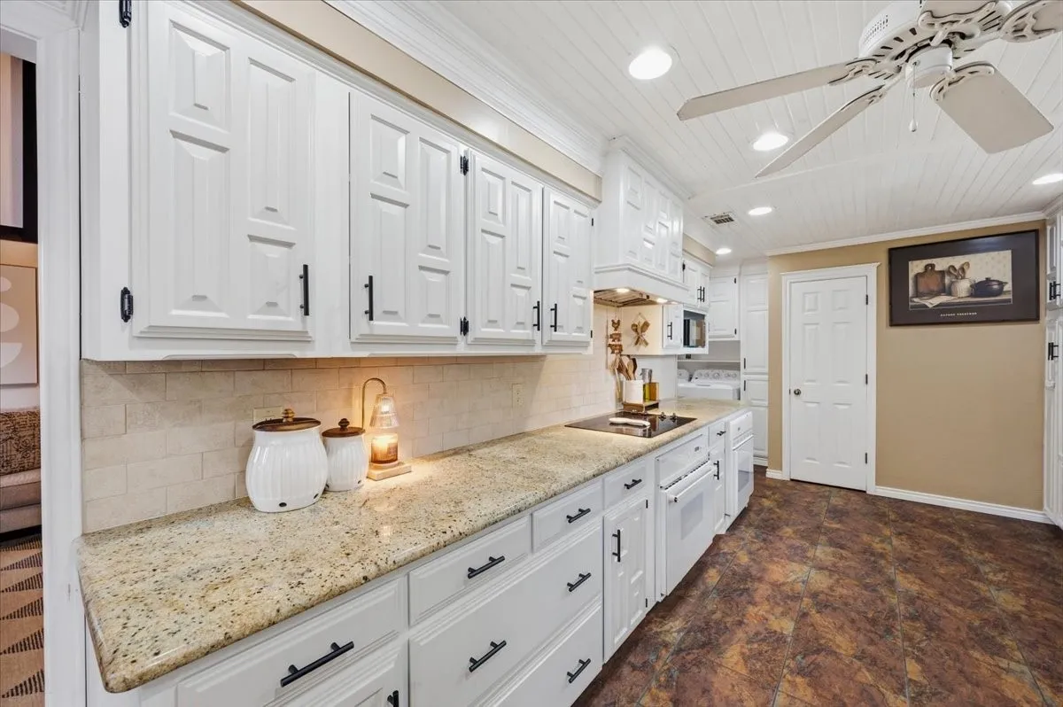 Single Family Residence For Sale in Ellis County , 101 Randy Road, Pecan Hill, Texas 75165, 3 Bedroom, 2 Bathroom, 2 Garage spaces, 2,037 Sqft, built in 1983, mls#21392274, Real Estate Agent in Pecan Hill, Homes For Sale in Ellis county, Homes For Sale in Pecan Hill, Realtor in Pecan Hill Texas, Real Estate Brokerage Independent Realty Texas, Luminita Cordes Realtor