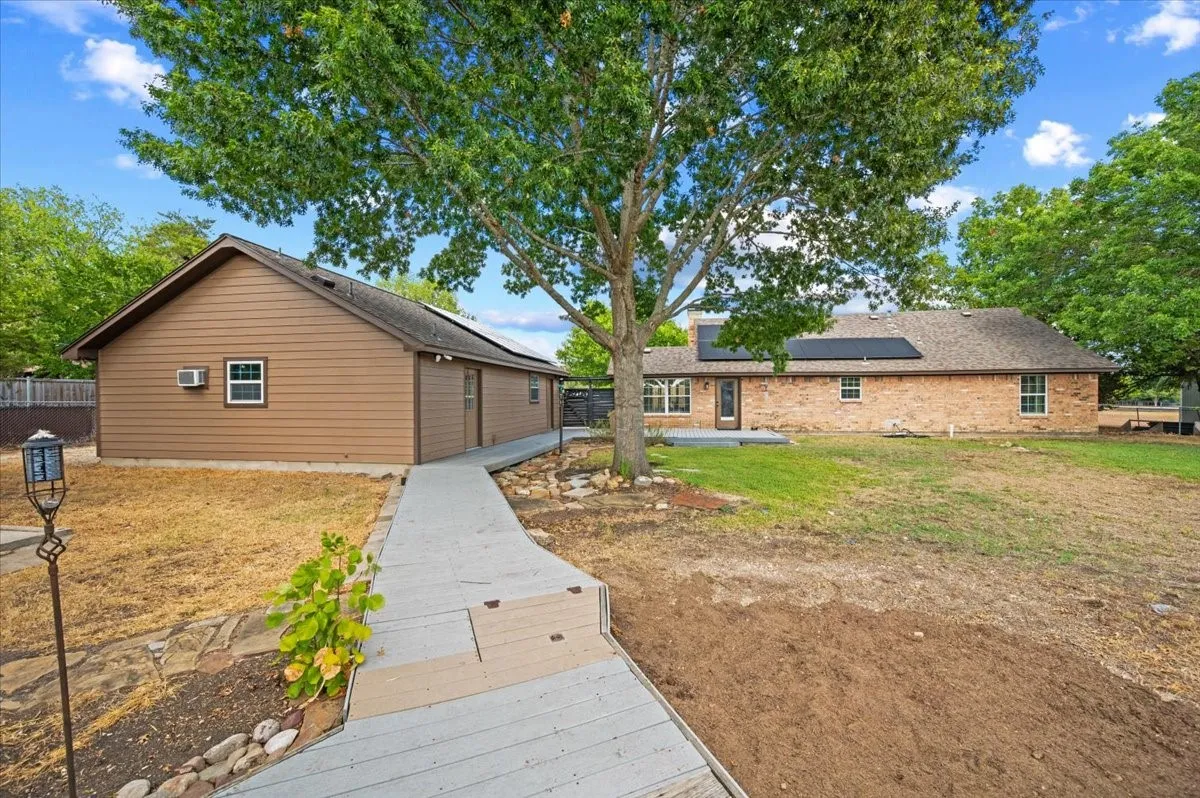 Single Family Residence For Sale in Ellis County , 101 Randy Road, Pecan Hill, Texas 75165, 3 Bedroom, 2 Bathroom, 2 Garage spaces, 2,037 Sqft, built in 1983, mls#21392274, Real Estate Agent in Pecan Hill, Homes For Sale in Ellis county, Homes For Sale in Pecan Hill, Realtor in Pecan Hill Texas, Real Estate Brokerage Independent Realty Texas, Luminita Cordes Realtor