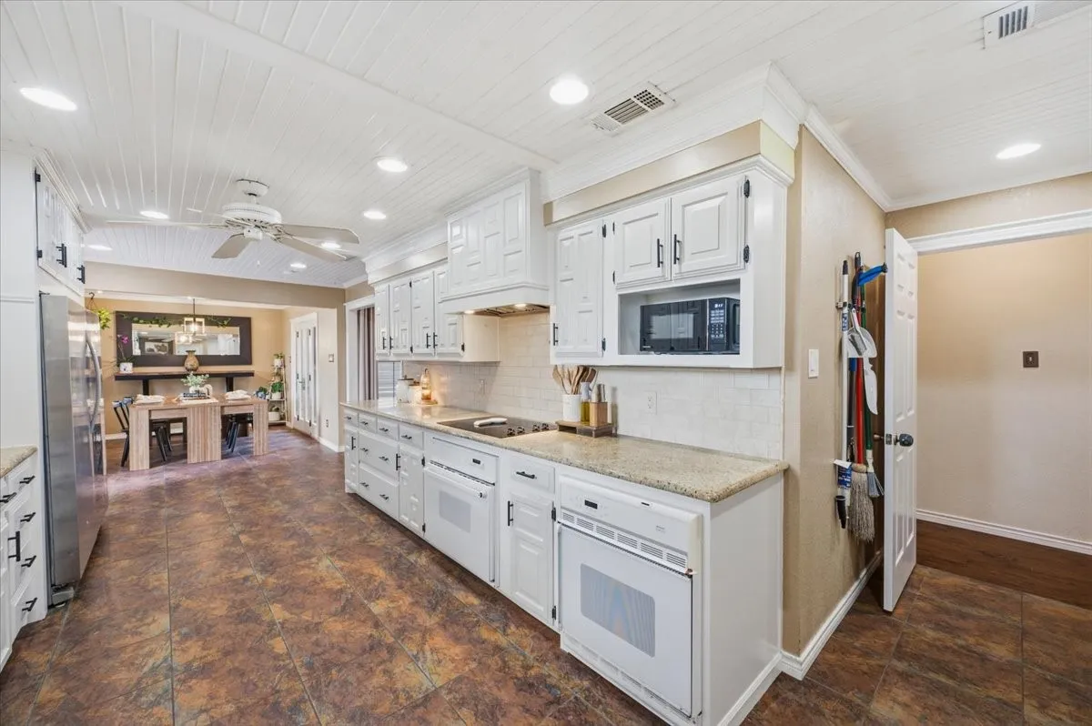 Single Family Residence For Sale in Ellis County , 101 Randy Road, Pecan Hill, Texas 75165, 3 Bedroom, 2 Bathroom, 2 Garage spaces, 2,037 Sqft, built in 1983, mls#21392274, Real Estate Agent in Pecan Hill, Homes For Sale in Ellis county, Homes For Sale in Pecan Hill, Realtor in Pecan Hill Texas, Real Estate Brokerage Independent Realty Texas, Luminita Cordes Realtor