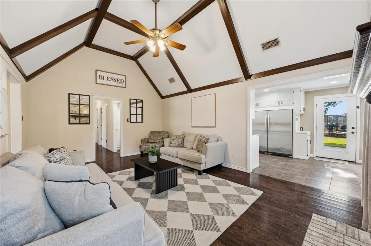 Single Family Residence For Sale in Ellis County , 101 Randy Road, Pecan Hill, Texas 75165, 3 Bedroom, 2 Bathroom, 2 Garage spaces, 2,037 Sqft, built in 1983, mls#21392274, Real Estate Agent in Pecan Hill, Homes For Sale in Ellis county, Homes For Sale in Pecan Hill, Realtor in Pecan Hill Texas, Real Estate Brokerage Independent Realty Texas, Luminita Cordes Realtor