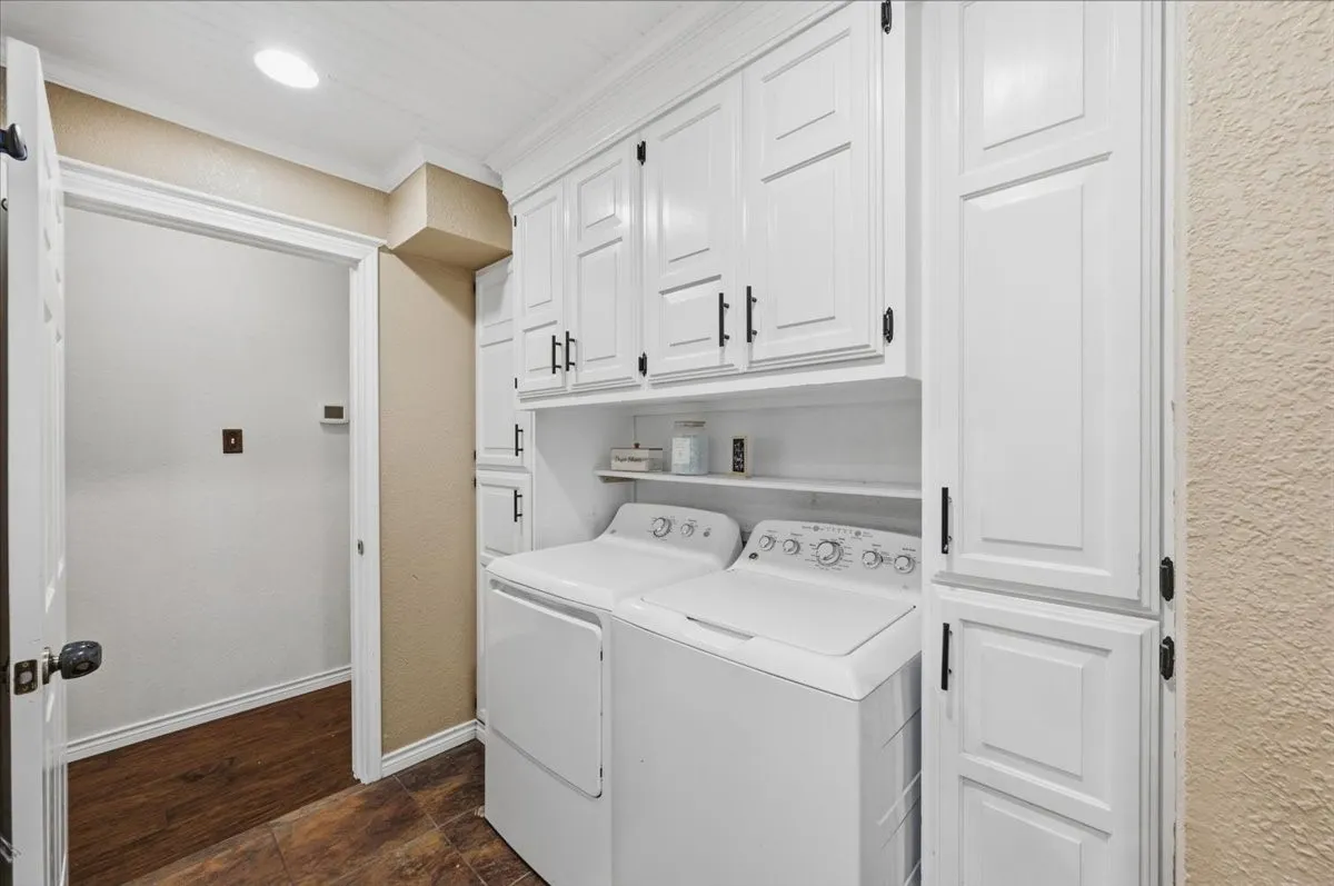 Single Family Residence For Sale in Ellis County , 101 Randy Road, Pecan Hill, Texas 75165, 3 Bedroom, 2 Bathroom, 2 Garage spaces, 2,037 Sqft, built in 1983, mls#21392274, Real Estate Agent in Pecan Hill, Homes For Sale in Ellis county, Homes For Sale in Pecan Hill, Realtor in Pecan Hill Texas, Real Estate Brokerage Independent Realty Texas, Luminita Cordes Realtor