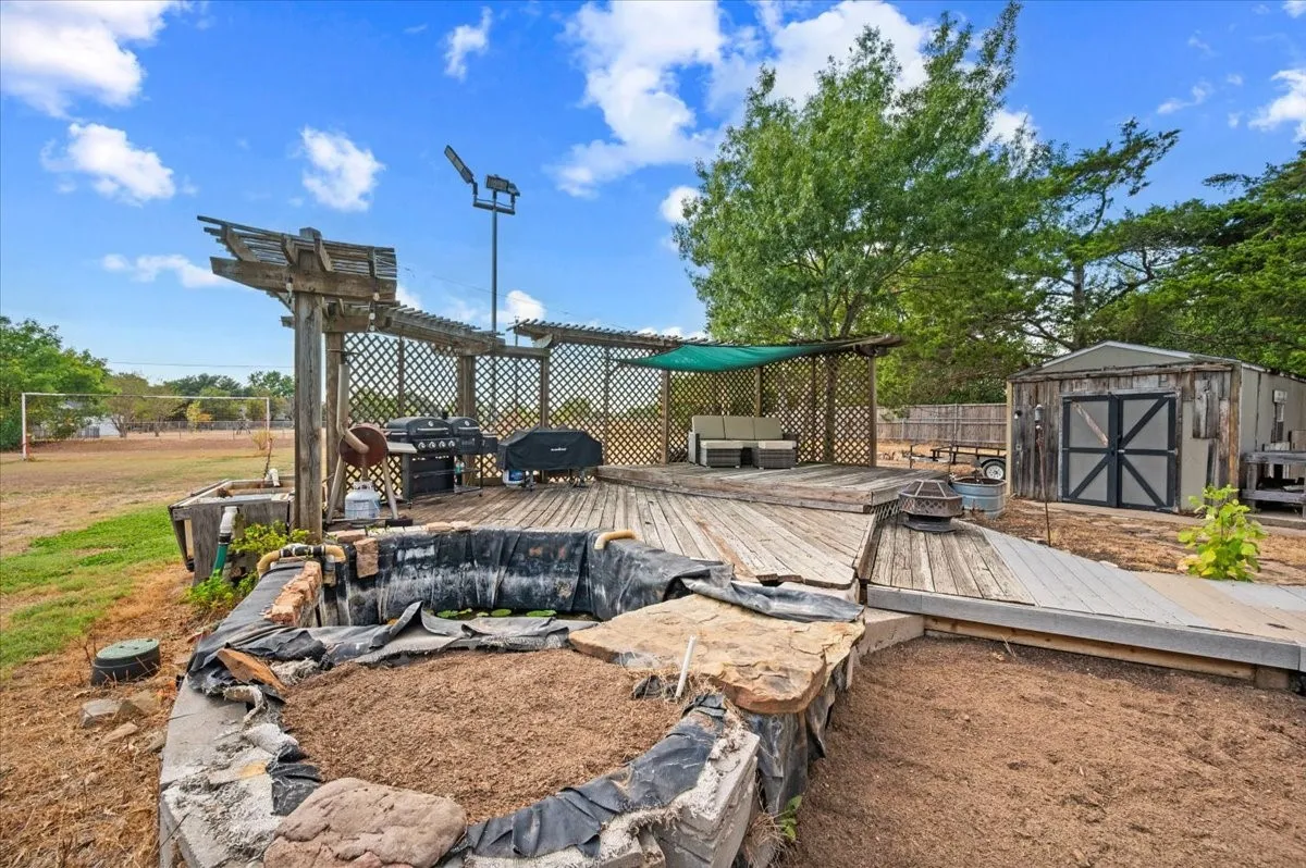 Single Family Residence For Sale in Ellis County , 101 Randy Road, Pecan Hill, Texas 75165, 3 Bedroom, 2 Bathroom, 2 Garage spaces, 2,037 Sqft, built in 1983, mls#21392274, Real Estate Agent in Pecan Hill, Homes For Sale in Ellis county, Homes For Sale in Pecan Hill, Realtor in Pecan Hill Texas, Real Estate Brokerage Independent Realty Texas, Luminita Cordes Realtor