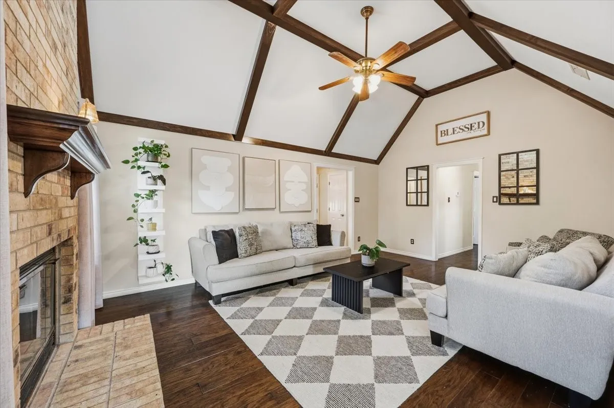 Single Family Residence For Sale in Ellis County , 101 Randy Road, Pecan Hill, Texas 75165, 3 Bedroom, 2 Bathroom, 2 Garage spaces, 2,037 Sqft, built in 1983, mls#21392274, Real Estate Agent in Pecan Hill, Homes For Sale in Ellis county, Homes For Sale in Pecan Hill, Realtor in Pecan Hill Texas, Real Estate Brokerage Independent Realty Texas, Luminita Cordes Realtor