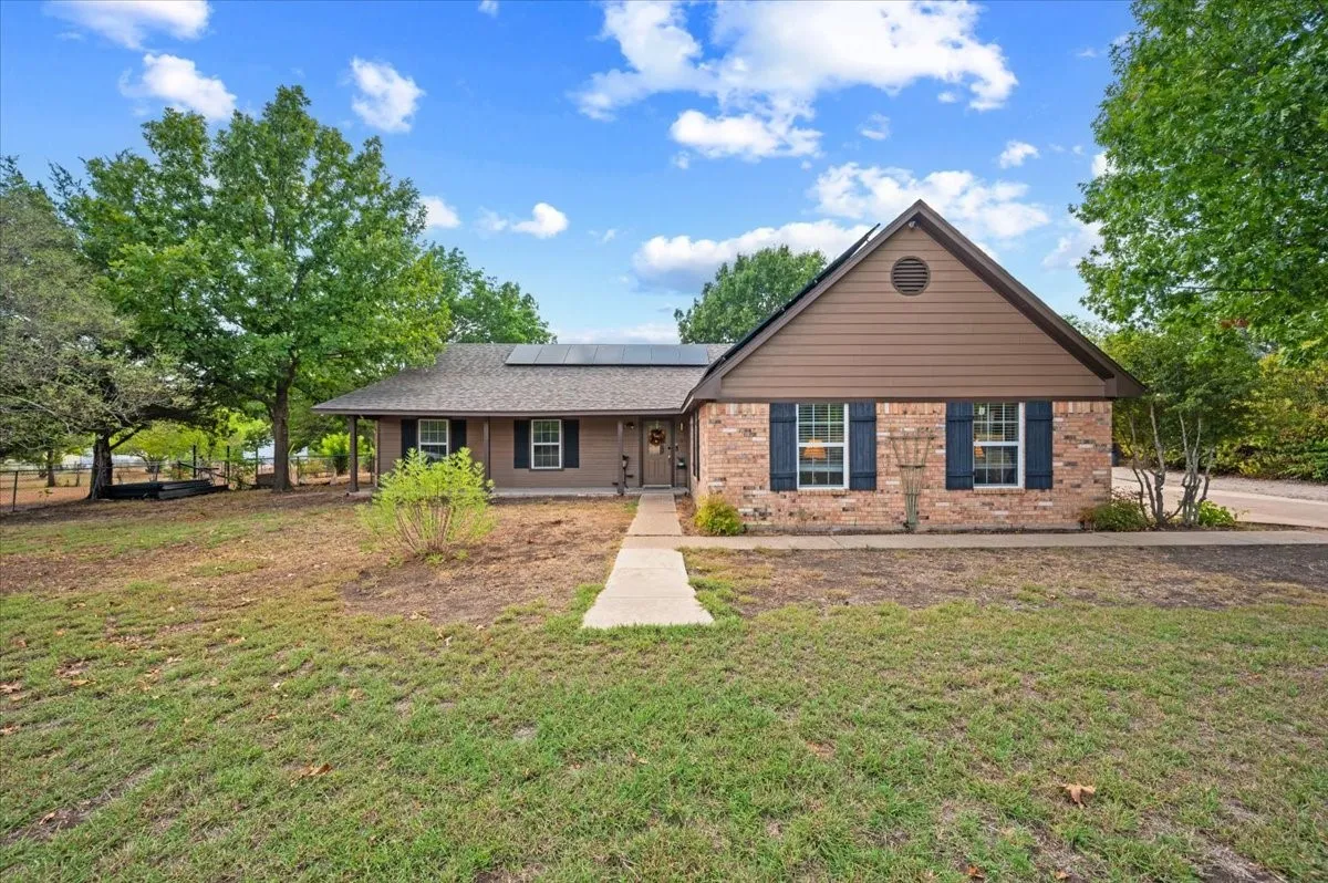 Single Family Residence For Sale in Ellis County , 101 Randy Road, Pecan Hill, Texas 75165, 3 Bedroom, 2 Bathroom, 2 Garage spaces, 2,037 Sqft, built in 1983, mls#21392274, Real Estate Agent in Pecan Hill, Homes For Sale in Ellis county, Homes For Sale in Pecan Hill, Realtor in Pecan Hill Texas, Real Estate Brokerage Independent Realty Texas, Luminita Cordes Realtor