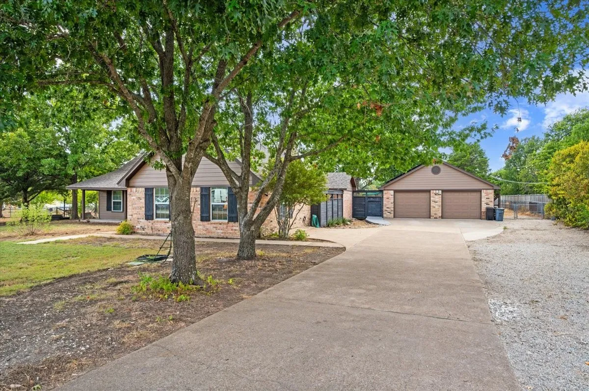 Single Family Residence For Sale in Ellis County , 101 Randy Road, Pecan Hill, Texas 75165, 3 Bedroom, 2 Bathroom, 2 Garage spaces, 2,037 Sqft, built in 1983, mls#21392274, Real Estate Agent in Pecan Hill, Homes For Sale in Ellis county, Homes For Sale in Pecan Hill, Realtor in Pecan Hill Texas, Real Estate Brokerage Independent Realty Texas, Luminita Cordes Realtor