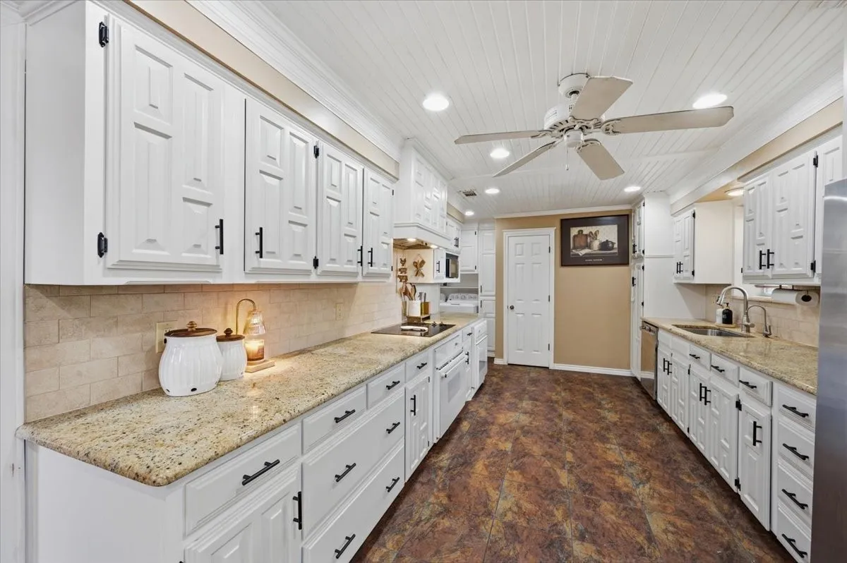 Single Family Residence For Sale in Ellis County , 101 Randy Road, Pecan Hill, Texas 75165, 3 Bedroom, 2 Bathroom, 2 Garage spaces, 2,037 Sqft, built in 1983, mls#21392274, Real Estate Agent in Pecan Hill, Homes For Sale in Ellis county, Homes For Sale in Pecan Hill, Realtor in Pecan Hill Texas, Real Estate Brokerage Independent Realty Texas, Luminita Cordes Realtor