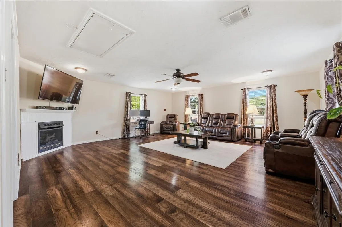 Single Family Residence For Sale in Ellis County , 101 Randy Road, Pecan Hill, Texas 75165, 3 Bedroom, 2 Bathroom, 2 Garage spaces, 2,037 Sqft, built in 1983, mls#21392274, Real Estate Agent in Pecan Hill, Homes For Sale in Ellis county, Homes For Sale in Pecan Hill, Realtor in Pecan Hill Texas, Real Estate Brokerage Independent Realty Texas, Luminita Cordes Realtor