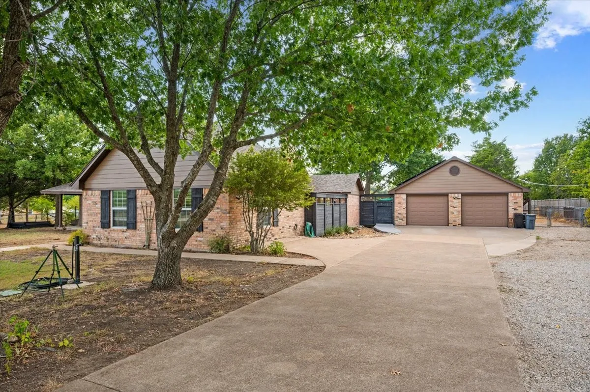 Single Family Residence For Sale in Ellis County , 101 Randy Road, Pecan Hill, Texas 75165, 3 Bedroom, 2 Bathroom, 2 Garage spaces, 2,037 Sqft, built in 1983, mls#21392274, Real Estate Agent in Pecan Hill, Homes For Sale in Ellis county, Homes For Sale in Pecan Hill, Realtor in Pecan Hill Texas, Real Estate Brokerage Independent Realty Texas, Luminita Cordes Realtor