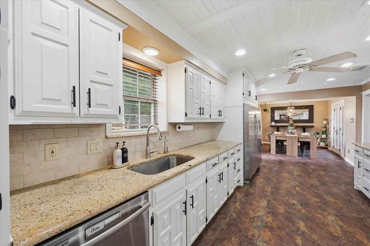 Single Family Residence For Sale in Ellis County , 101 Randy Road, Pecan Hill, Texas 75165, 3 Bedroom, 2 Bathroom, 2 Garage spaces, 2,037 Sqft, built in 1983, mls#21392274, Real Estate Agent in Pecan Hill, Homes For Sale in Ellis county, Homes For Sale in Pecan Hill, Realtor in Pecan Hill Texas, Real Estate Brokerage Independent Realty Texas, Luminita Cordes Realtor