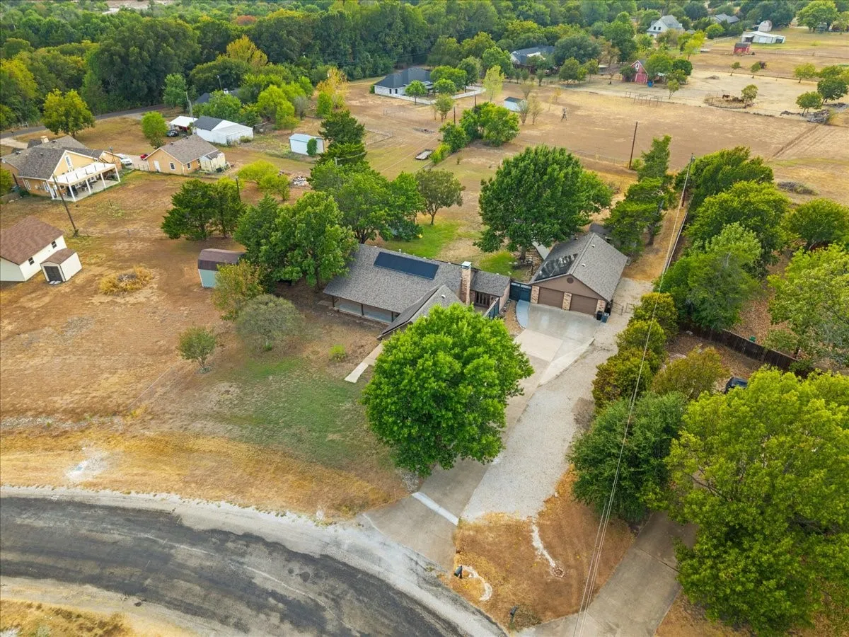 Single Family Residence For Sale in Ellis County , 101 Randy Road, Pecan Hill, Texas 75165, 3 Bedroom, 2 Bathroom, 2 Garage spaces, 2,037 Sqft, built in 1983, mls#21392274, Real Estate Agent in Pecan Hill, Homes For Sale in Ellis county, Homes For Sale in Pecan Hill, Realtor in Pecan Hill Texas, Real Estate Brokerage Independent Realty Texas, Luminita Cordes Realtor