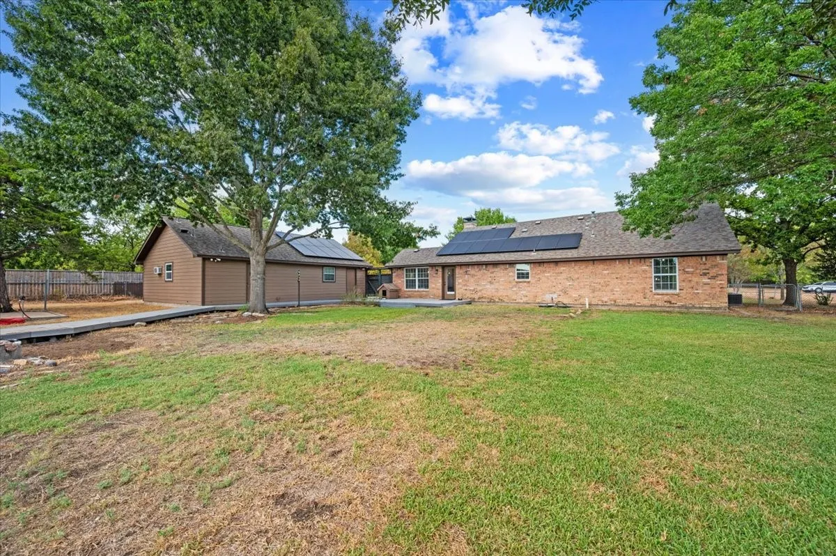Single Family Residence For Sale in Ellis County , 101 Randy Road, Pecan Hill, Texas 75165, 3 Bedroom, 2 Bathroom, 2 Garage spaces, 2,037 Sqft, built in 1983, mls#21392274, Real Estate Agent in Pecan Hill, Homes For Sale in Ellis county, Homes For Sale in Pecan Hill, Realtor in Pecan Hill Texas, Real Estate Brokerage Independent Realty Texas, Luminita Cordes Realtor
