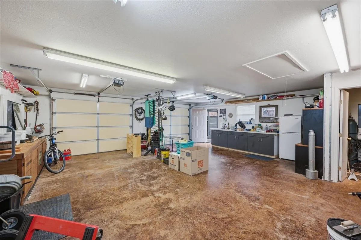 Single Family Residence For Sale in Ellis County , 101 Randy Road, Pecan Hill, Texas 75165, 3 Bedroom, 2 Bathroom, 2 Garage spaces, 2,037 Sqft, built in 1983, mls#21392274, Real Estate Agent in Pecan Hill, Homes For Sale in Ellis county, Homes For Sale in Pecan Hill, Realtor in Pecan Hill Texas, Real Estate Brokerage Independent Realty Texas, Luminita Cordes Realtor