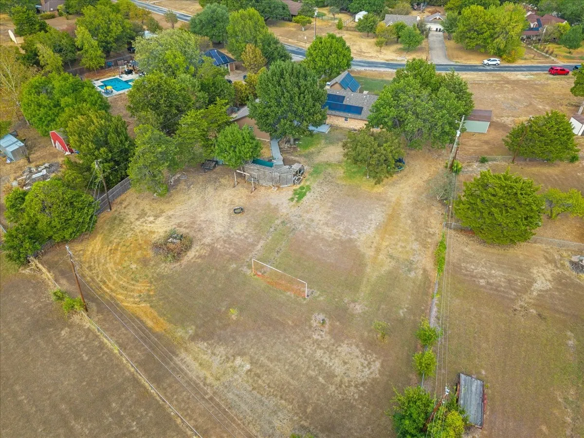 Single Family Residence For Sale in Ellis County , 101 Randy Road, Pecan Hill, Texas 75165, 3 Bedroom, 2 Bathroom, 2 Garage spaces, 2,037 Sqft, built in 1983, mls#21392274, Real Estate Agent in Pecan Hill, Homes For Sale in Ellis county, Homes For Sale in Pecan Hill, Realtor in Pecan Hill Texas, Real Estate Brokerage Independent Realty Texas, Luminita Cordes Realtor