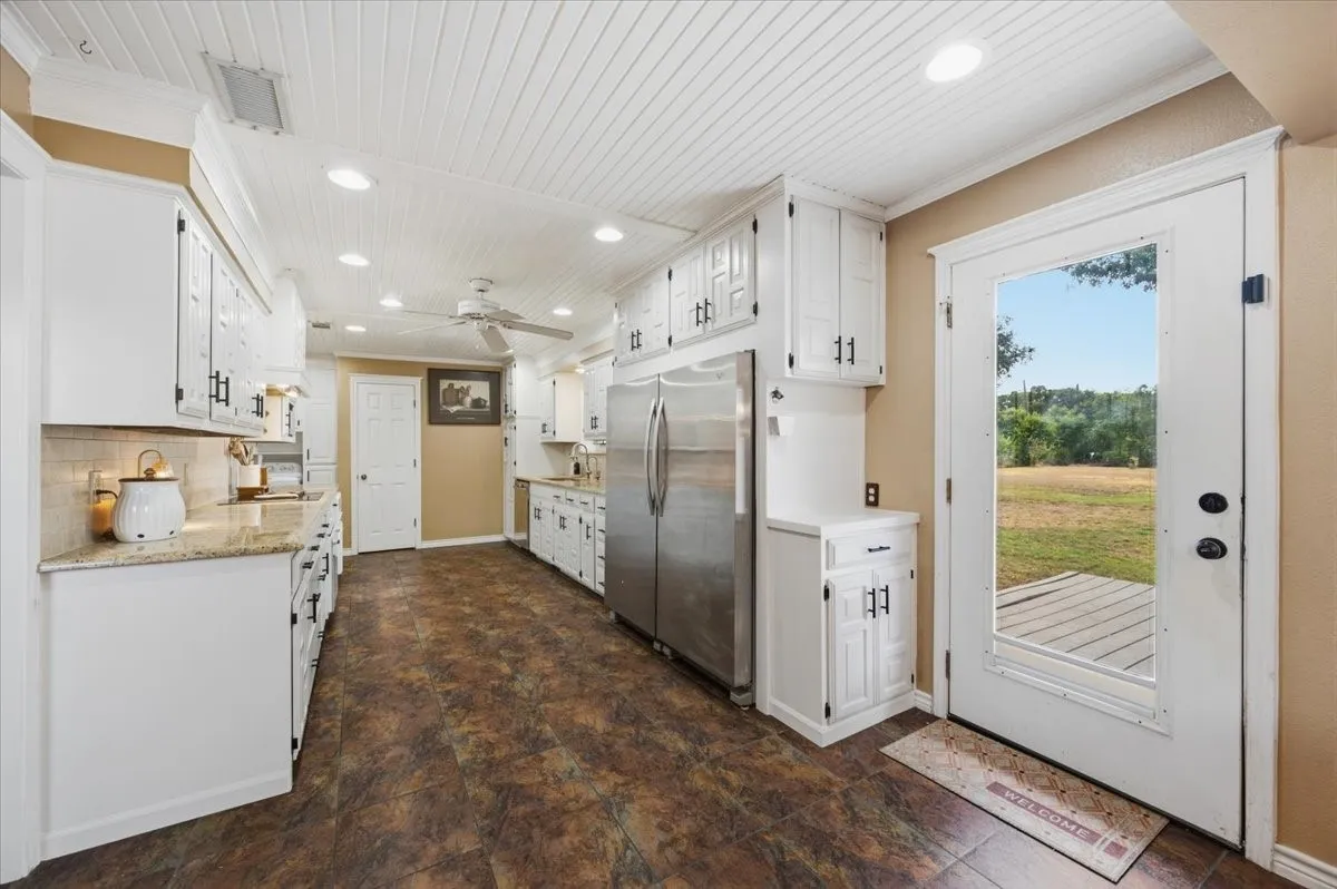 Single Family Residence For Sale in Ellis County , 101 Randy Road, Pecan Hill, Texas 75165, 3 Bedroom, 2 Bathroom, 2 Garage spaces, 2,037 Sqft, built in 1983, mls#21392274, Real Estate Agent in Pecan Hill, Homes For Sale in Ellis county, Homes For Sale in Pecan Hill, Realtor in Pecan Hill Texas, Real Estate Brokerage Independent Realty Texas, Luminita Cordes Realtor