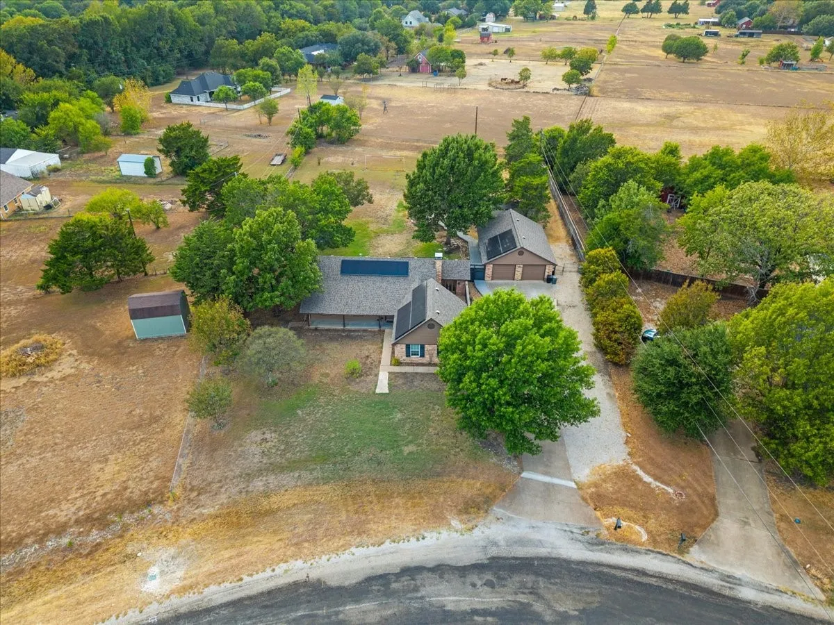 Single Family Residence For Sale in Ellis County , 101 Randy Road, Pecan Hill, Texas 75165, 3 Bedroom, 2 Bathroom, 2 Garage spaces, 2,037 Sqft, built in 1983, mls#21392274, Real Estate Agent in Pecan Hill, Homes For Sale in Ellis county, Homes For Sale in Pecan Hill, Realtor in Pecan Hill Texas, Real Estate Brokerage Independent Realty Texas, Luminita Cordes Realtor