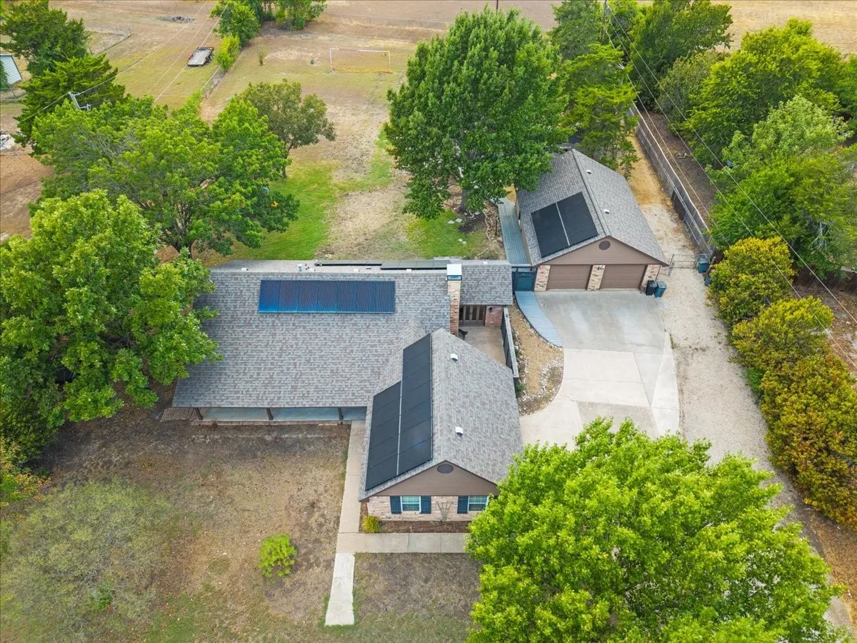 Single Family Residence For Sale in Ellis County , 101 Randy Road, Pecan Hill, Texas 75165, 3 Bedroom, 2 Bathroom, 2 Garage spaces, 2,037 Sqft, built in 1983, mls#21392274, Real Estate Agent in Pecan Hill, Homes For Sale in Ellis county, Homes For Sale in Pecan Hill, Realtor in Pecan Hill Texas, Real Estate Brokerage Independent Realty Texas, Luminita Cordes Realtor