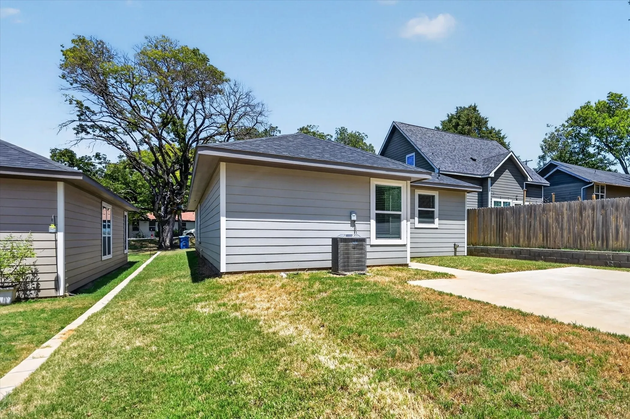 Single Family Residence For Rent in Grayson County , 610 E Texas Street, Denison, Texas 75021, 3 Bedroom, 2 Bathroom, Garage spaces, 1,348 Sqft, built in 2022, mls#21392280, Real Estate Agent in Denison, Homes For Rent in Grayson county, Homes For Rent in Denison, Realtor in Denison Texas, Real Estate Brokerage Independent Realty Texas, Luminita Cordes Realtor