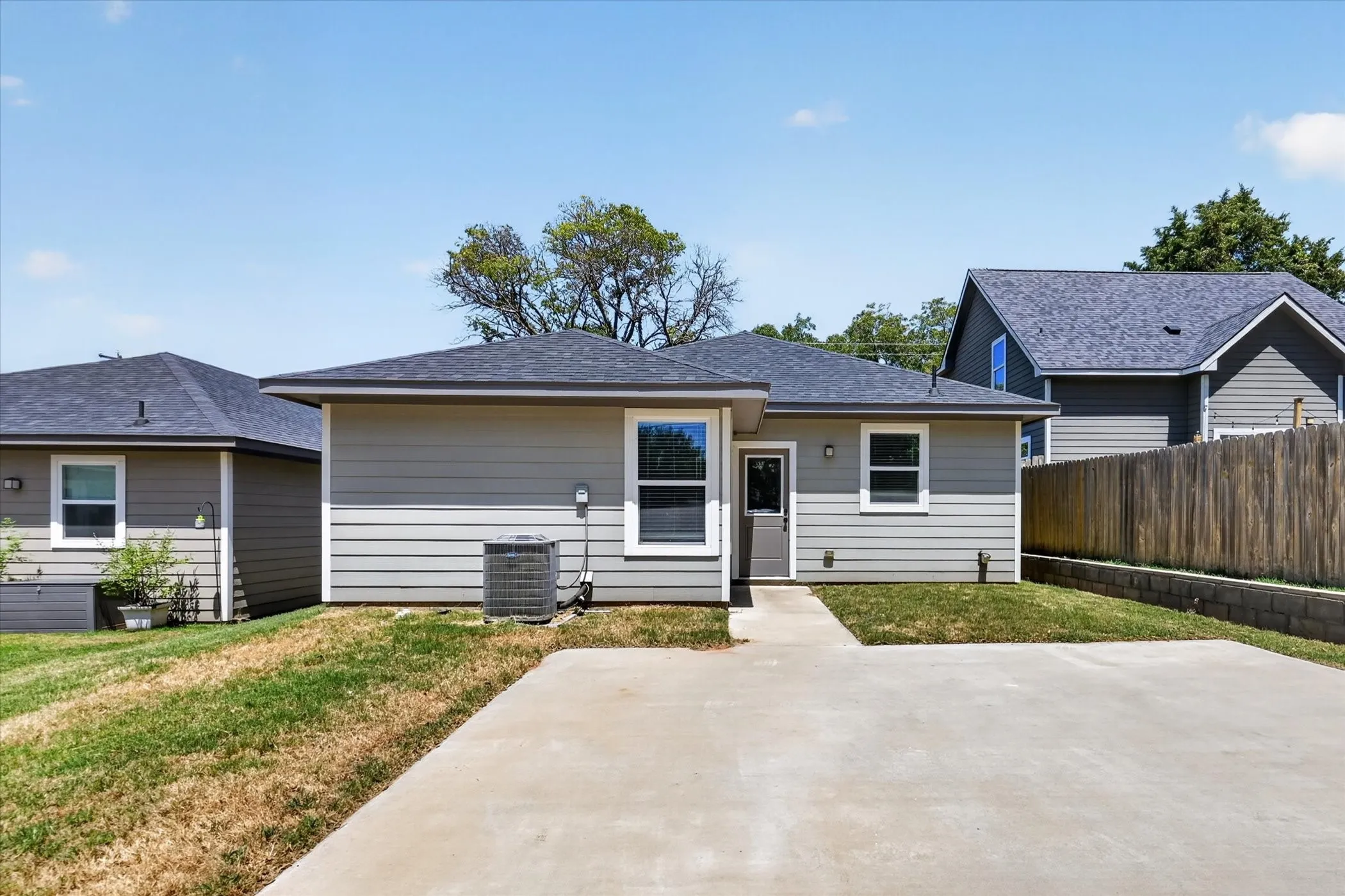 Single Family Residence For Rent in Grayson County , 610 E Texas Street, Denison, Texas 75021, 3 Bedroom, 2 Bathroom, Garage spaces, 1,348 Sqft, built in 2022, mls#21392280, Real Estate Agent in Denison, Homes For Rent in Grayson county, Homes For Rent in Denison, Realtor in Denison Texas, Real Estate Brokerage Independent Realty Texas, Luminita Cordes Realtor