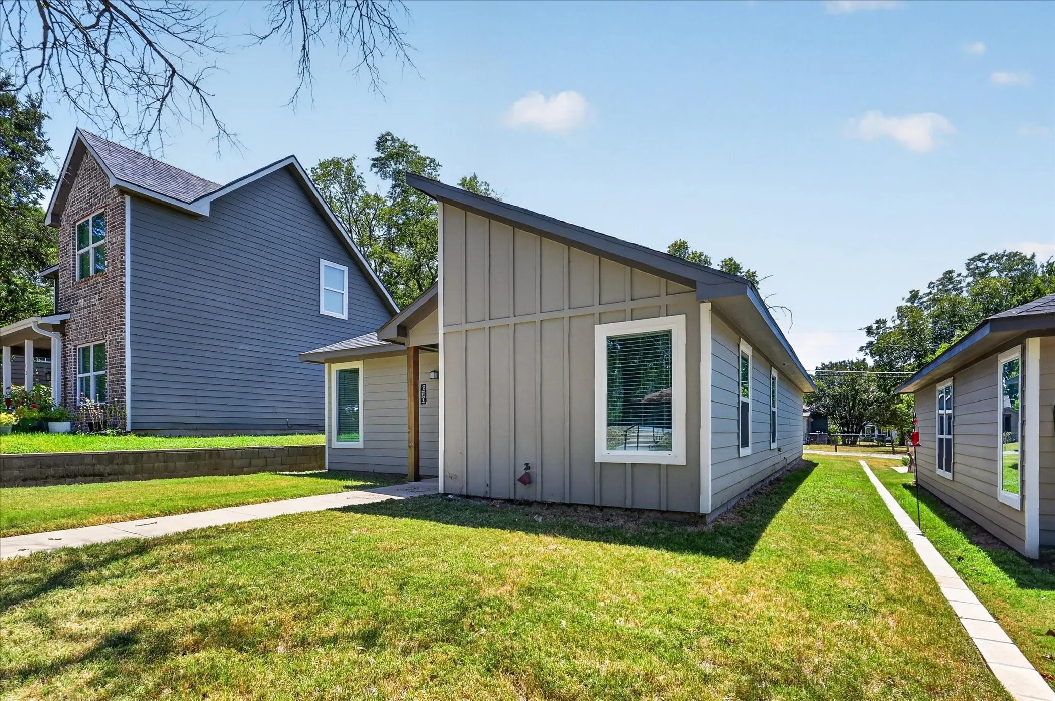 Single Family Residence For Rent in Grayson County , 610 E Texas Street, Denison, Texas 75021, 3 Bedroom, 2 Bathroom, Garage spaces, 1,348 Sqft, built in 2022, mls#21392280, Real Estate Agent in Denison, Homes For Rent in Grayson county, Homes For Rent in Denison, Realtor in Denison Texas, Real Estate Brokerage Independent Realty Texas, Luminita Cordes Realtor