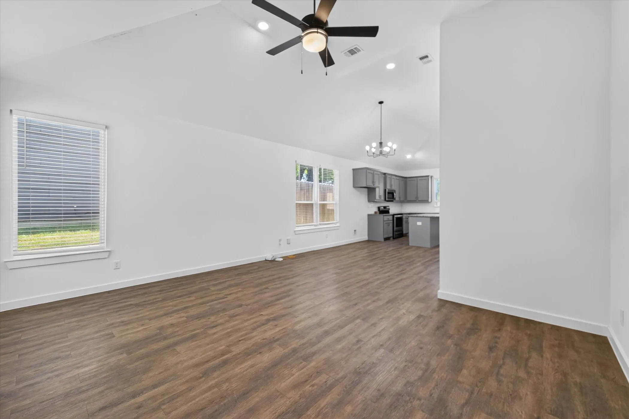 Single Family Residence For Rent in Grayson County , 610 E Texas Street, Denison, Texas 75021, 3 Bedroom, 2 Bathroom, Garage spaces, 1,348 Sqft, built in 2022, mls#21392280, Real Estate Agent in Denison, Homes For Rent in Grayson county, Homes For Rent in Denison, Realtor in Denison Texas, Real Estate Brokerage Independent Realty Texas, Luminita Cordes Realtor