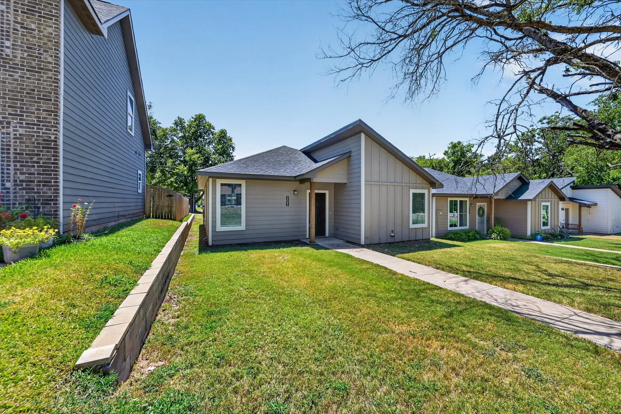 Single Family Residence For Rent in Grayson County , 610 E Texas Street, Denison, Texas 75021, 3 Bedroom, 2 Bathroom, Garage spaces, 1,348 Sqft, built in 2022, mls#21392280, Real Estate Agent in Denison, Homes For Rent in Grayson county, Homes For Rent in Denison, Realtor in Denison Texas, Real Estate Brokerage Independent Realty Texas, Luminita Cordes Realtor