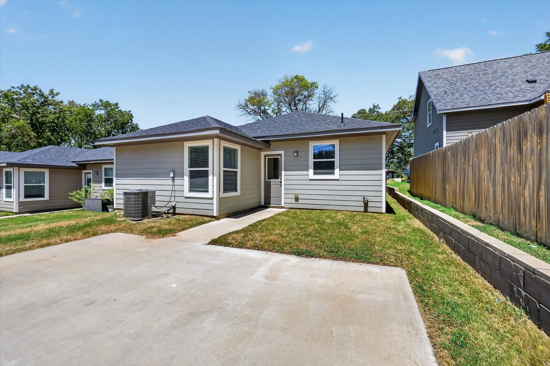 Single Family Residence For Rent in Grayson County , 610 E Texas Street, Denison, Texas 75021, 3 Bedroom, 2 Bathroom, Garage spaces, 1,348 Sqft, built in 2022, mls#21392280, Real Estate Agent in Denison, Homes For Rent in Grayson county, Homes For Rent in Denison, Realtor in Denison Texas, Real Estate Brokerage Independent Realty Texas, Luminita Cordes Realtor