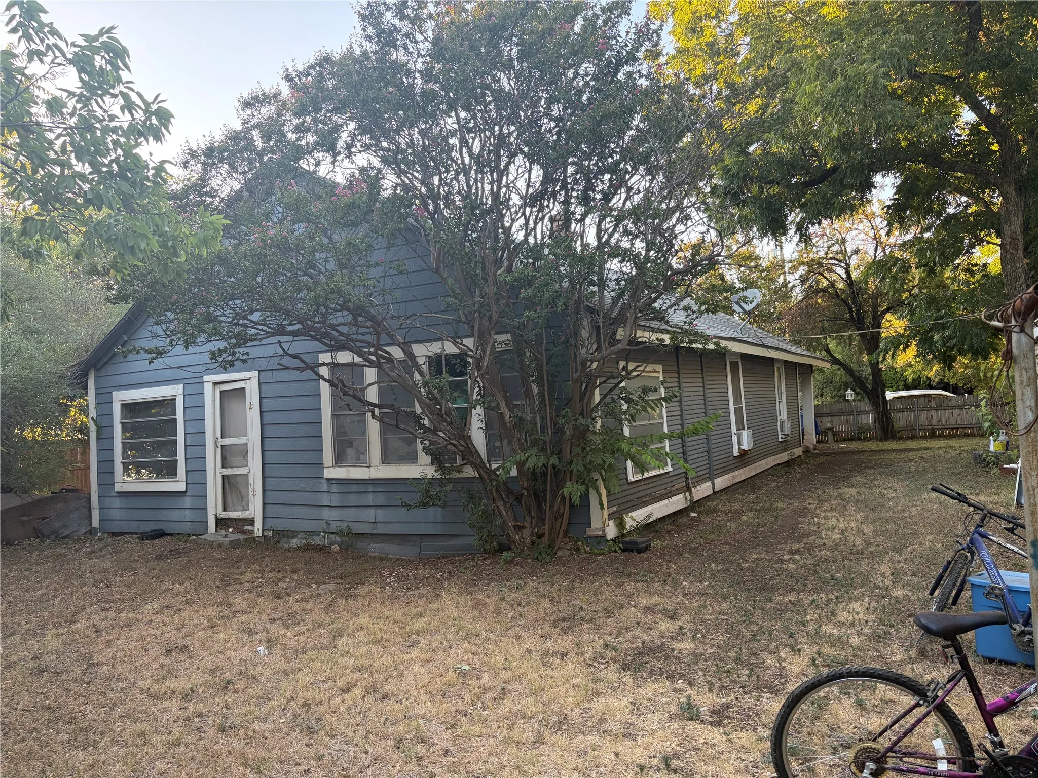 Single Family Residence For Sale in Ellis County , 112 E Indiana Avenue, Midlothian, Texas 76065, 3 Bedroom, 1 Bathroom, 1 Garage spaces, 1,155 Sqft, built in 1918, mls#21392285, Real Estate Agent in Midlothian, Homes For Sale in Ellis county, Homes For Sale in Midlothian, Realtor in Midlothian Texas, Real Estate Brokerage Independent Realty Texas, Luminita Cordes Realtor