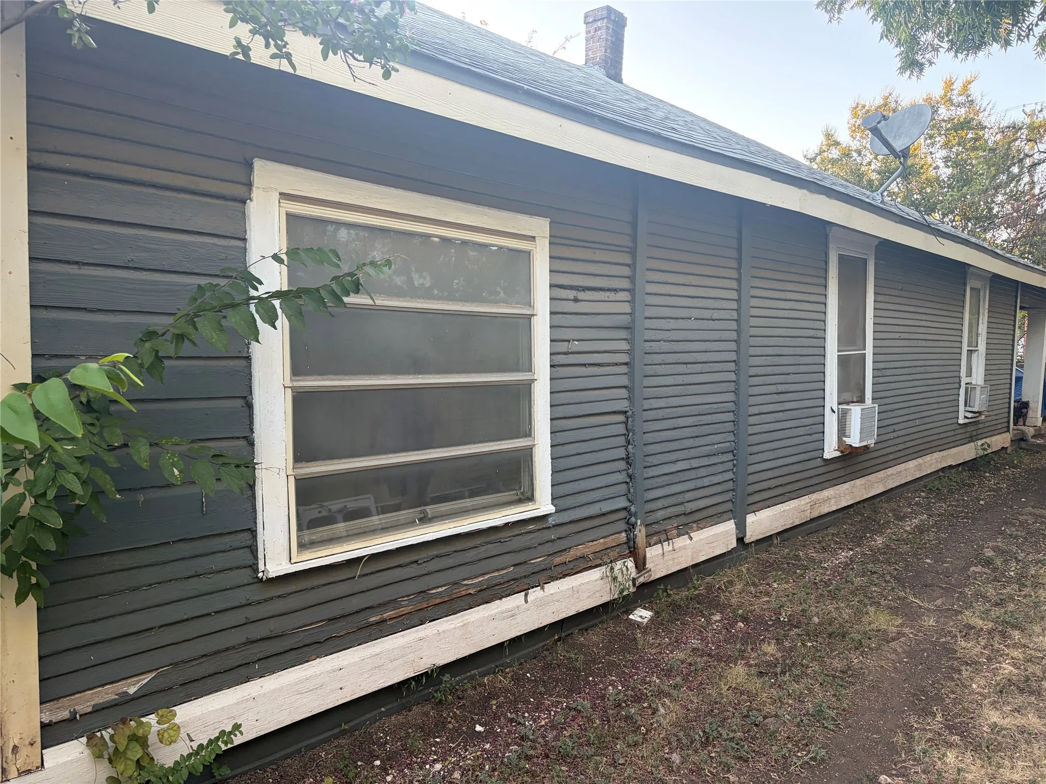 Single Family Residence For Sale in Ellis County , 112 E Indiana Avenue, Midlothian, Texas 76065, 3 Bedroom, 1 Bathroom, 1 Garage spaces, 1,155 Sqft, built in 1918, mls#21392285, Real Estate Agent in Midlothian, Homes For Sale in Ellis county, Homes For Sale in Midlothian, Realtor in Midlothian Texas, Real Estate Brokerage Independent Realty Texas, Luminita Cordes Realtor