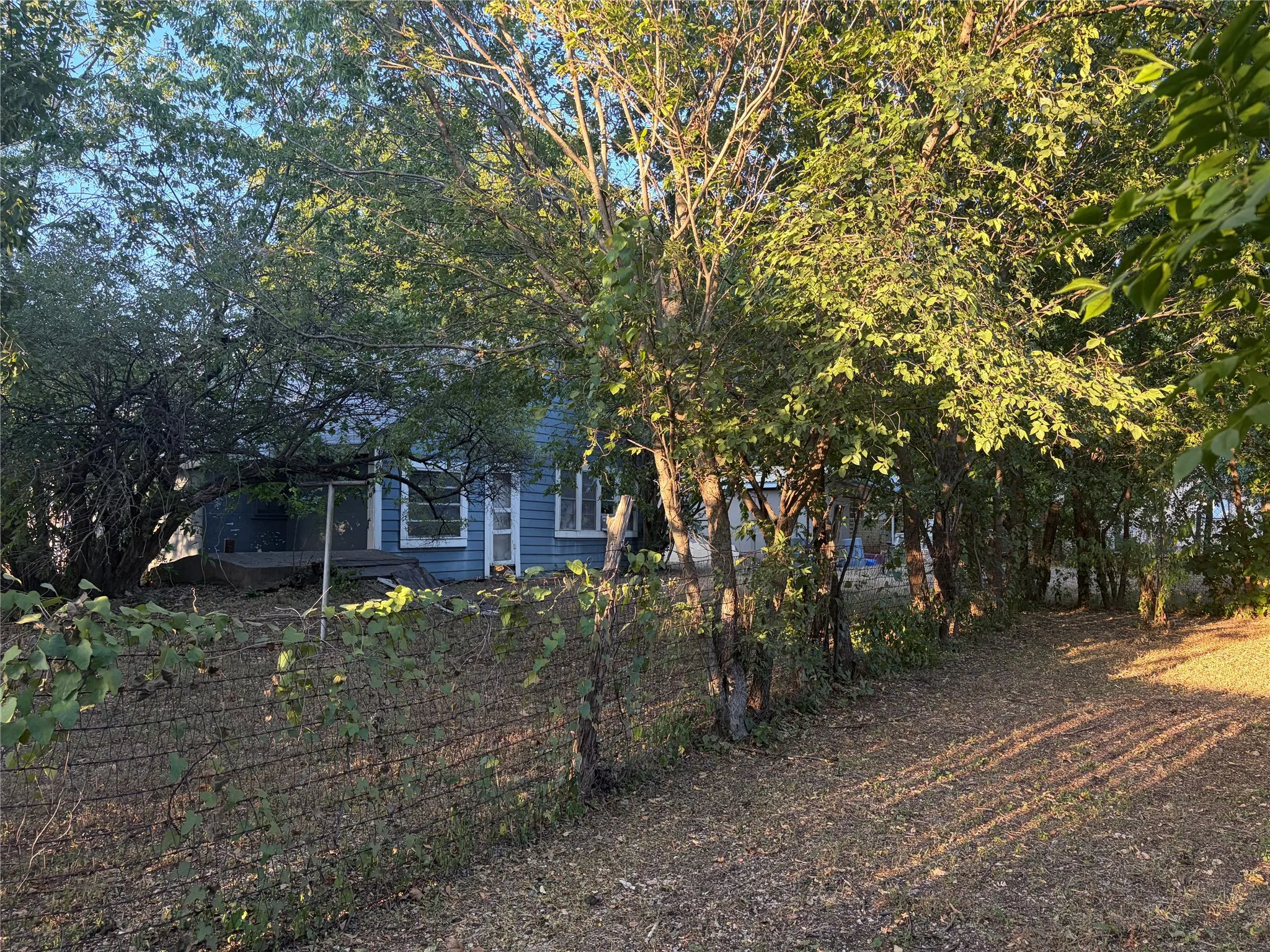 Single Family Residence For Sale in Ellis County , 112 E Indiana Avenue, Midlothian, Texas 76065, 3 Bedroom, 1 Bathroom, 1 Garage spaces, 1,155 Sqft, built in 1918, mls#21392285, Real Estate Agent in Midlothian, Homes For Sale in Ellis county, Homes For Sale in Midlothian, Realtor in Midlothian Texas, Real Estate Brokerage Independent Realty Texas, Luminita Cordes Realtor