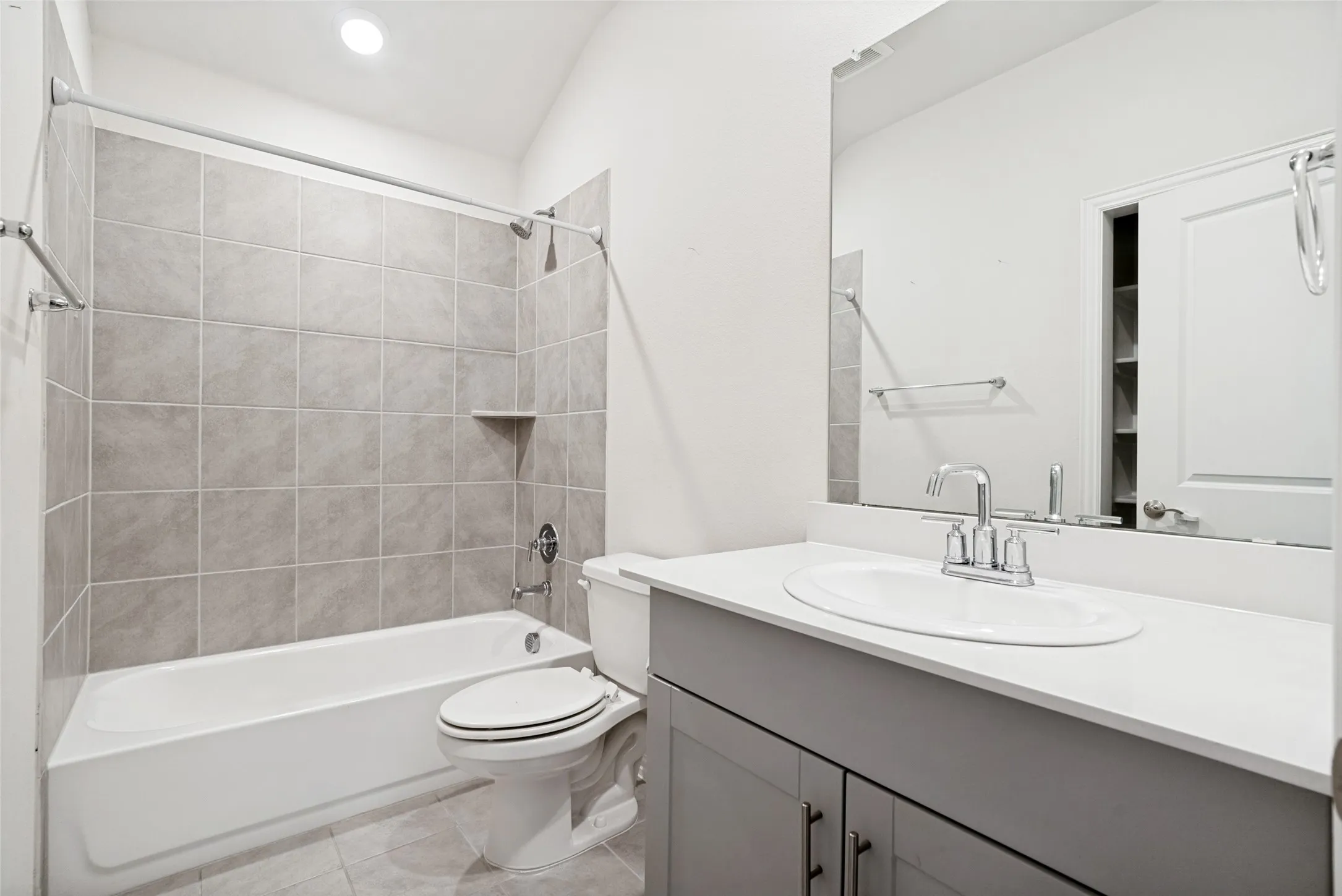 Single Family Residence For Sale in Tarrant County , 5573 Cypress Willow Bend, Fort Worth, Texas 76126, 4 Bedroom, 3 Bathroom, 2 Garage spaces, 2,319 Sqft, built in 2020, mls#21392290, Real Estate Agent in Fort Worth, Homes For Sale in Tarrant county, Homes For Sale in Fort Worth, Realtor in Fort Worth Texas, Real Estate Brokerage Independent Realty Texas, Luminita Cordes Realtor