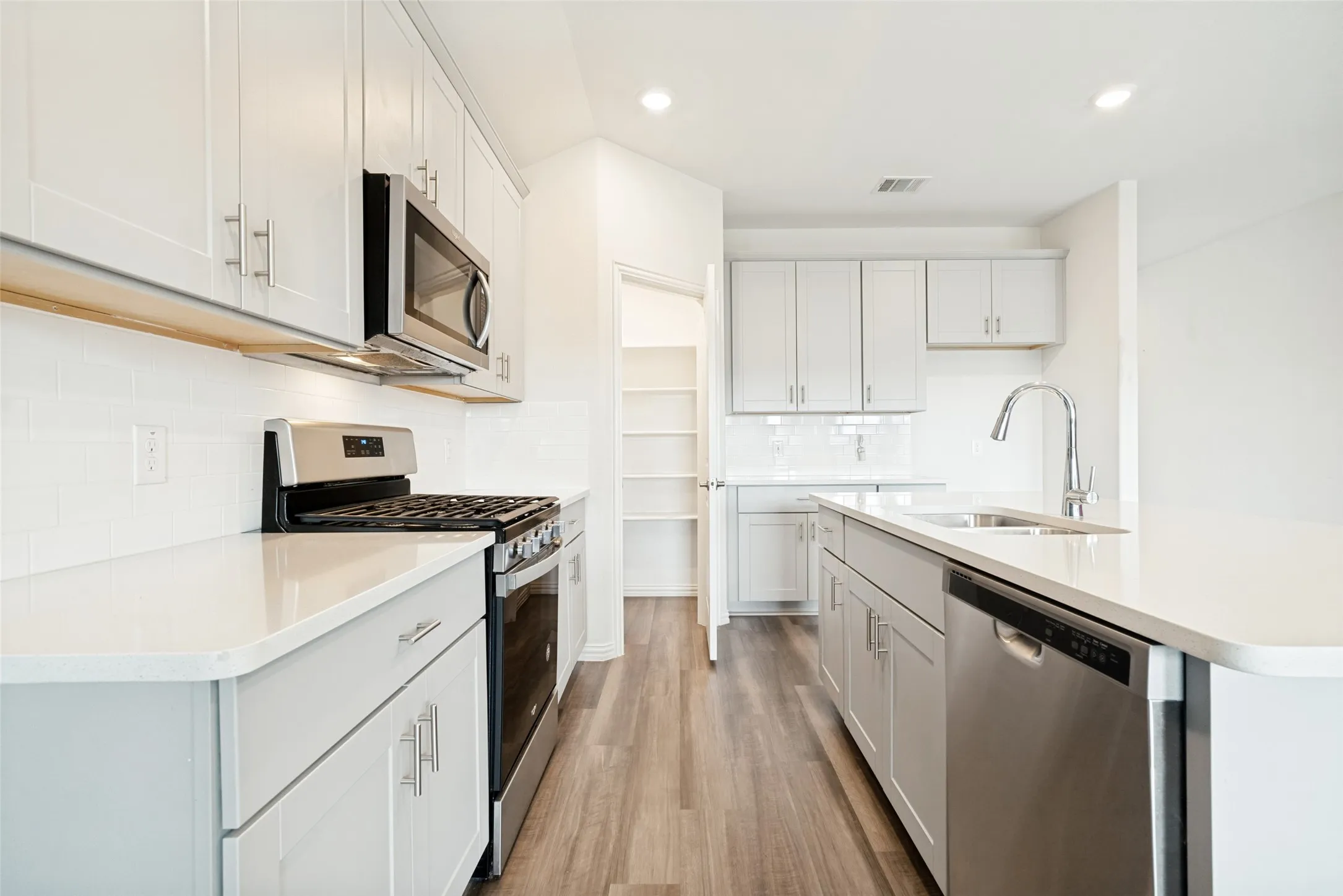 Single Family Residence For Sale in Tarrant County , 5573 Cypress Willow Bend, Fort Worth, Texas 76126, 4 Bedroom, 3 Bathroom, 2 Garage spaces, 2,319 Sqft, built in 2020, mls#21392290, Real Estate Agent in Fort Worth, Homes For Sale in Tarrant county, Homes For Sale in Fort Worth, Realtor in Fort Worth Texas, Real Estate Brokerage Independent Realty Texas, Luminita Cordes Realtor